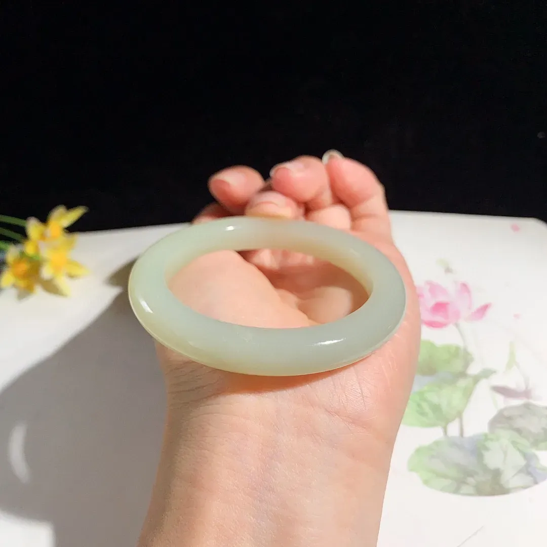 和田玉51.5圈口且末糖手镯！玉质细腻油润 底色纯净 无裂无黑 脂粉好，品质高