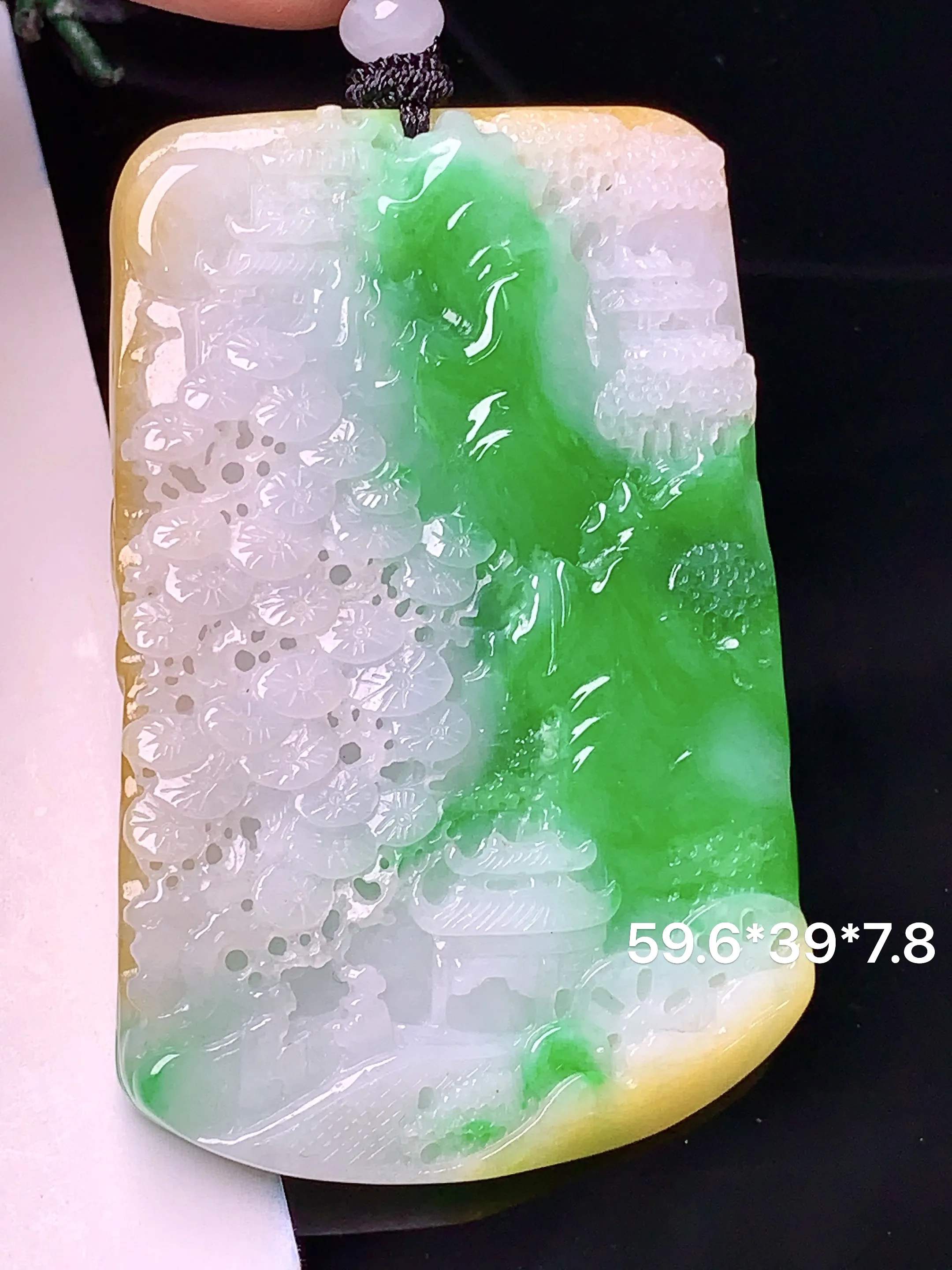 黄绿山水牌吊坠 玉质细腻 色泽清新艳丽 整体尺寸59.6*39*7.8