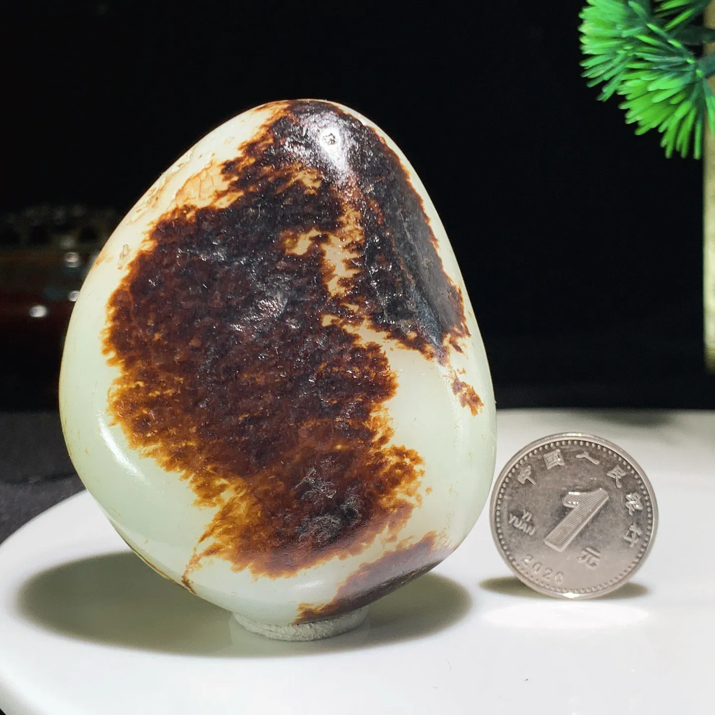 新疆山料原石。尺寸66.7/55.1/25.1重149.2克。玉质细腻油润。手推出油。品相大气。 lt250817