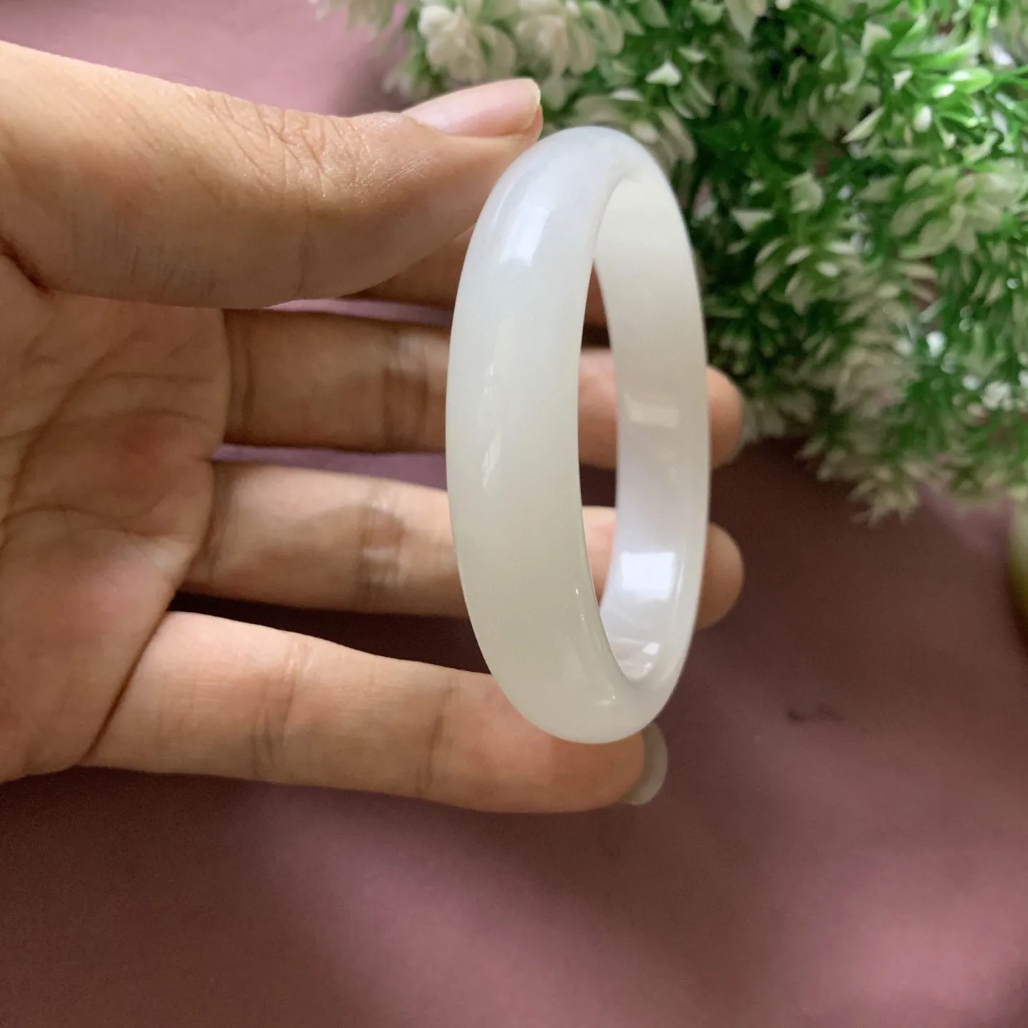 51圈口和52圈口可以带，和田玉羊脂白玉贵妃手镯！内径54.3/46.9宽12.5重38.9克，玉质细腻油润 底色纯净 无裂无杂 脂粉好，品质好，佩戴端庄典雅，低调含蓄。
