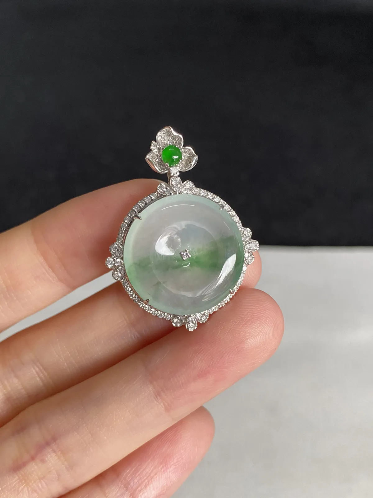 翡翠冰糯种淡绿色平安扣，印记：G18K,伴钻石