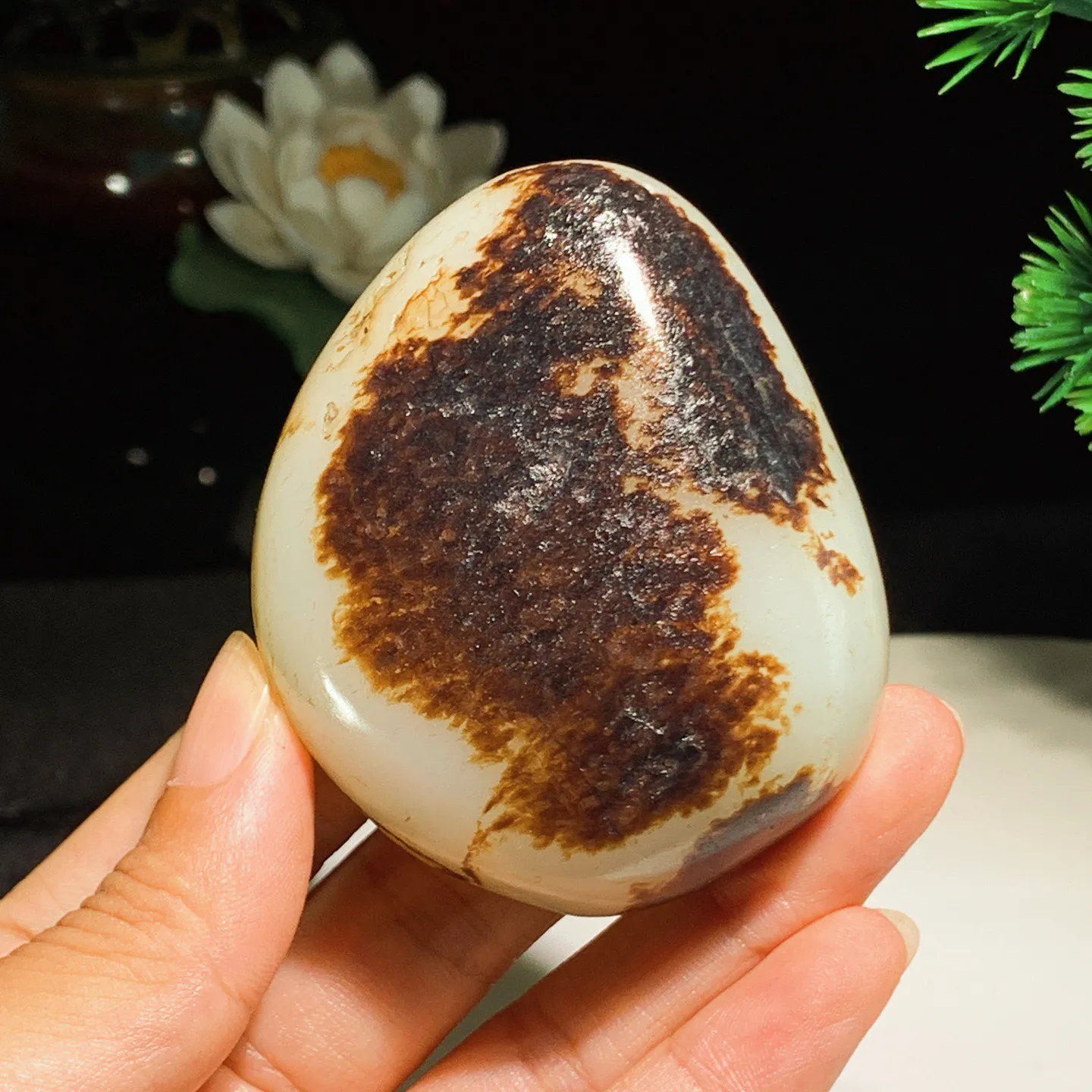 新疆山料原石。尺寸66.7/55.1/25.1重149.2克。玉质细腻油润。手推出油。品相大气。 lt250817