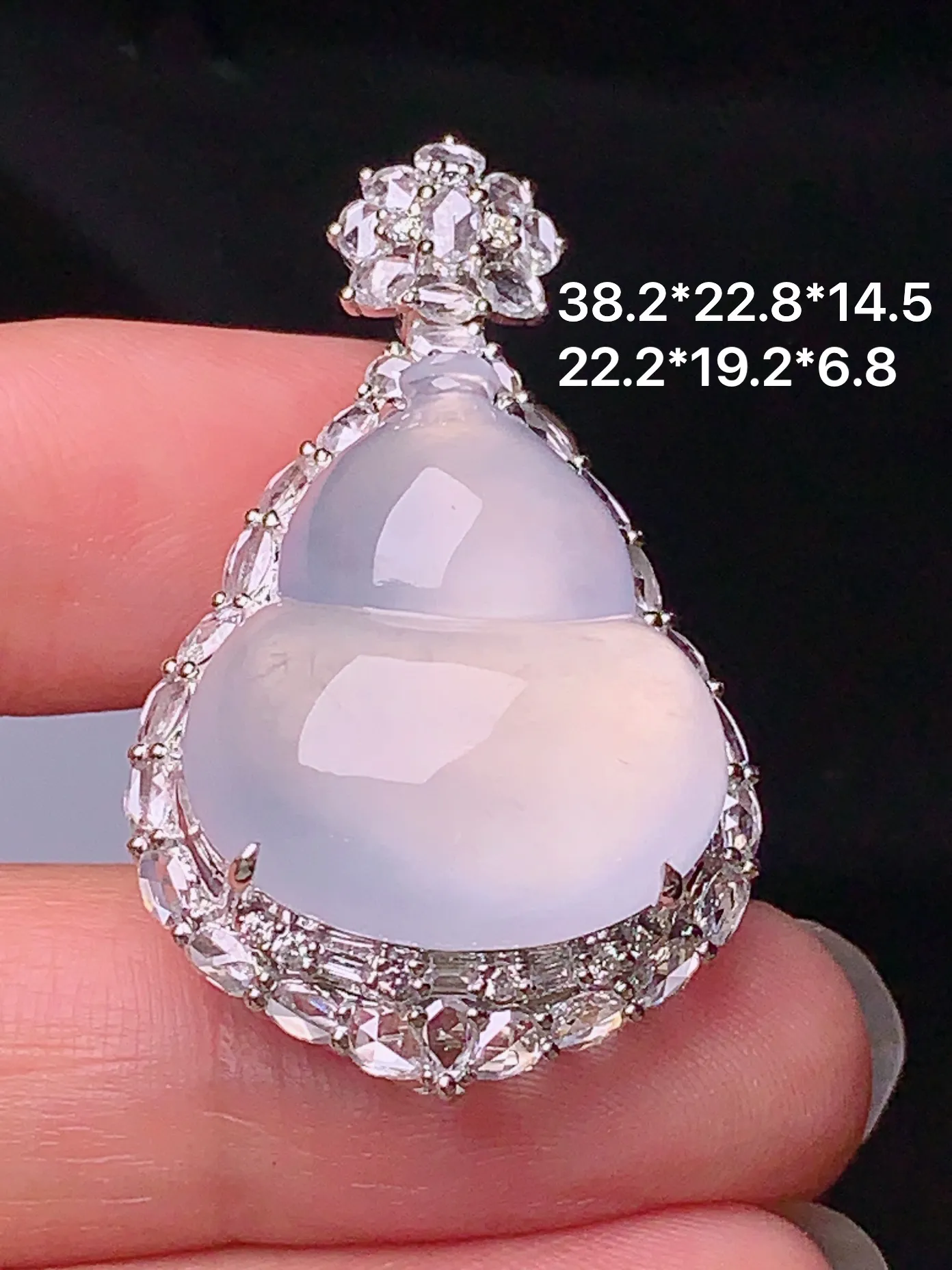 18k金钻镶嵌冰种葫芦吊坠 玉质细腻 色泽清新艳丽 整体尺寸38.2*22.8*14.5