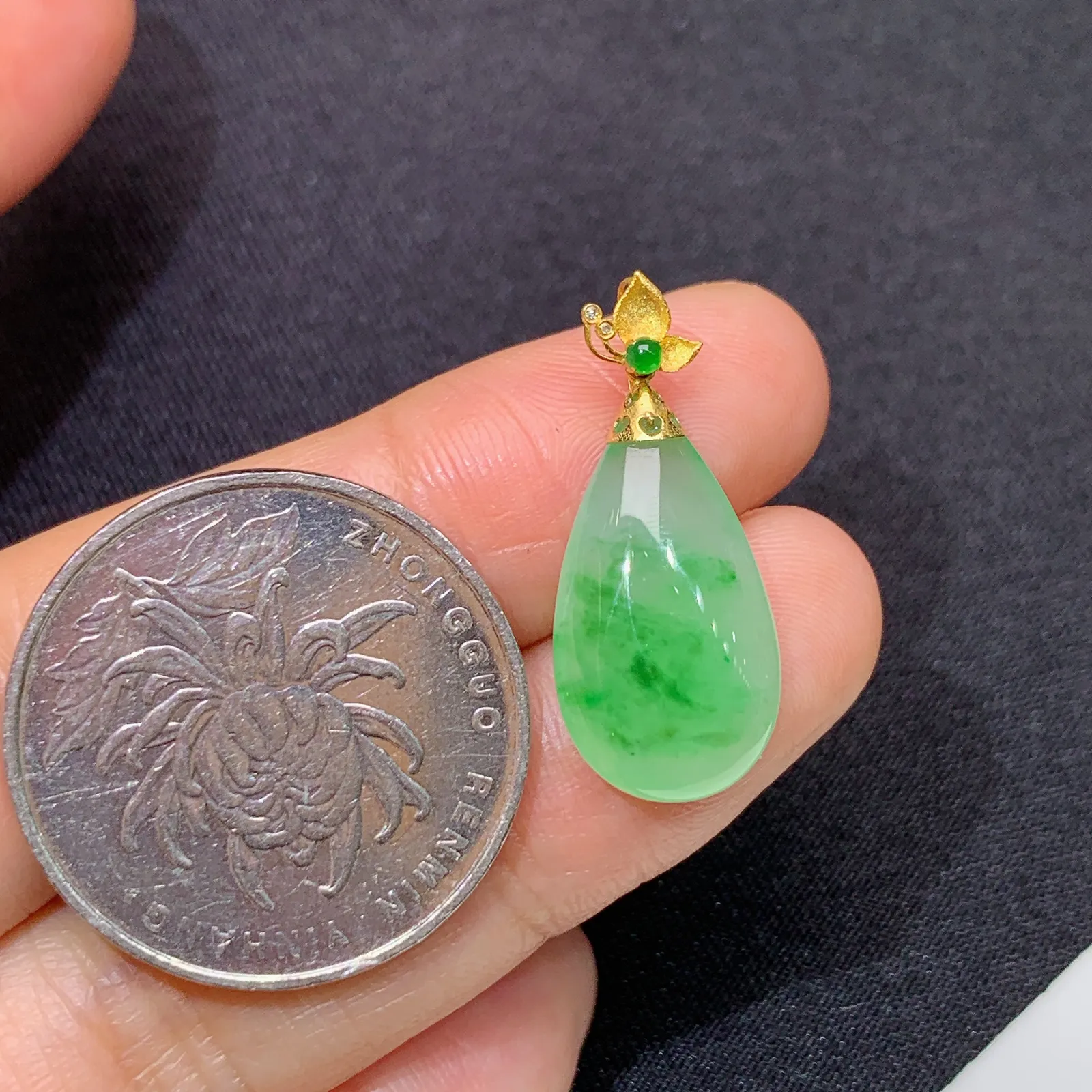 冰飘绿水滴吊坠，18k金镶嵌，冰润色阳，玉质细腻，种水足 尺寸25*10.6*5