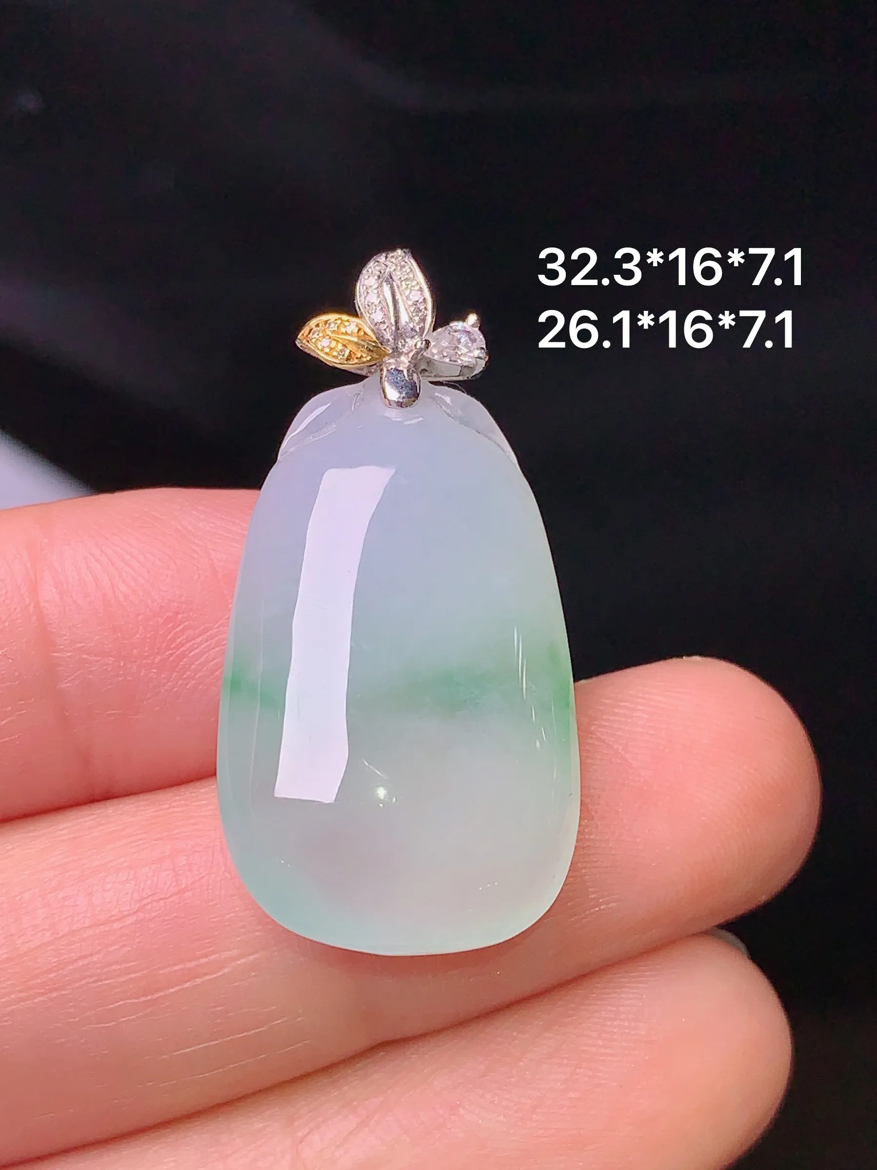 18k金钻镶嵌飘绿福瓜吊坠 玉质细腻 色泽清新艳丽 整体尺寸32.3*16*7.1