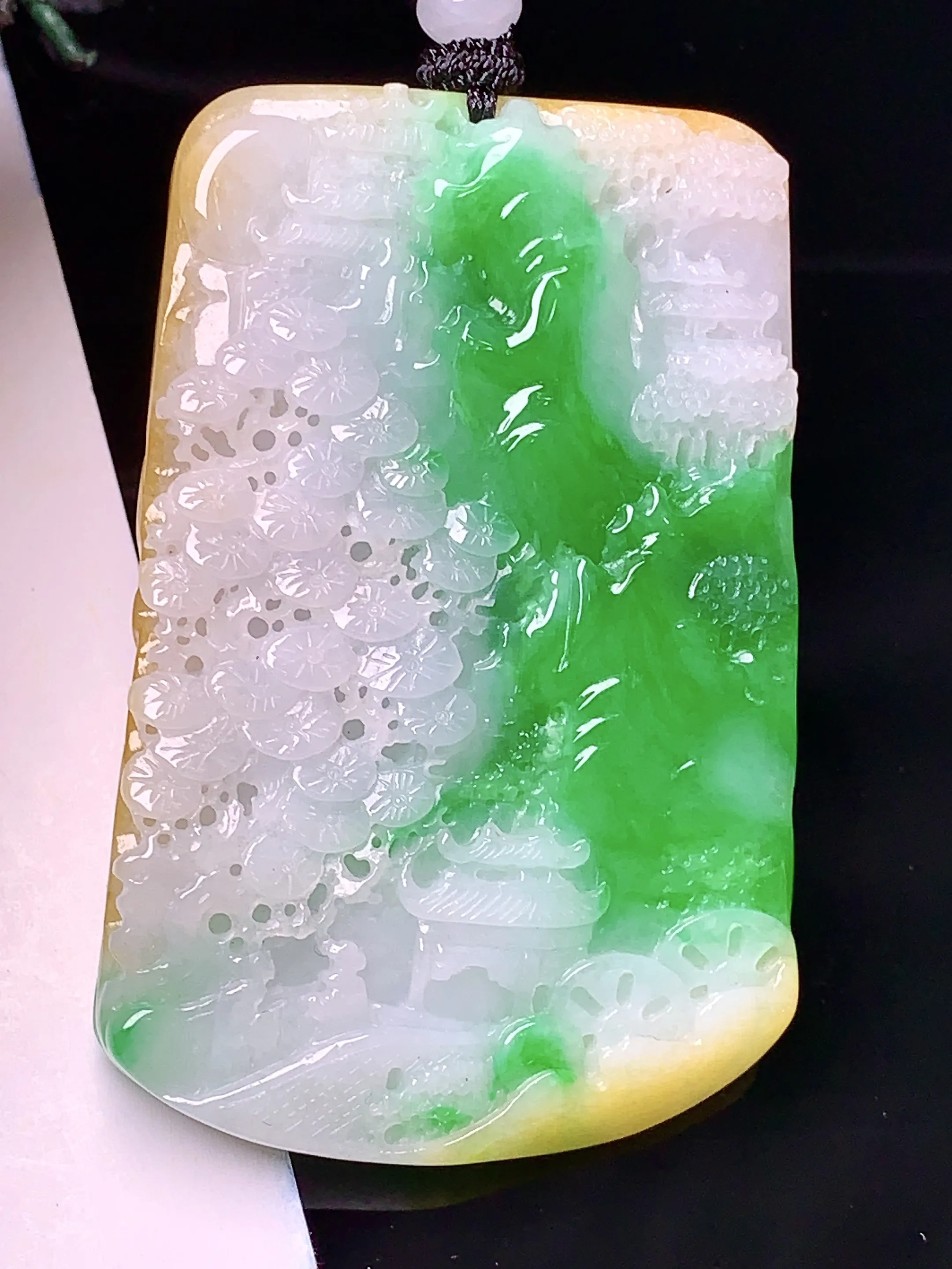 黄绿山水牌吊坠 玉质细腻 色泽清新艳丽 整体尺寸59.6*39*7.8