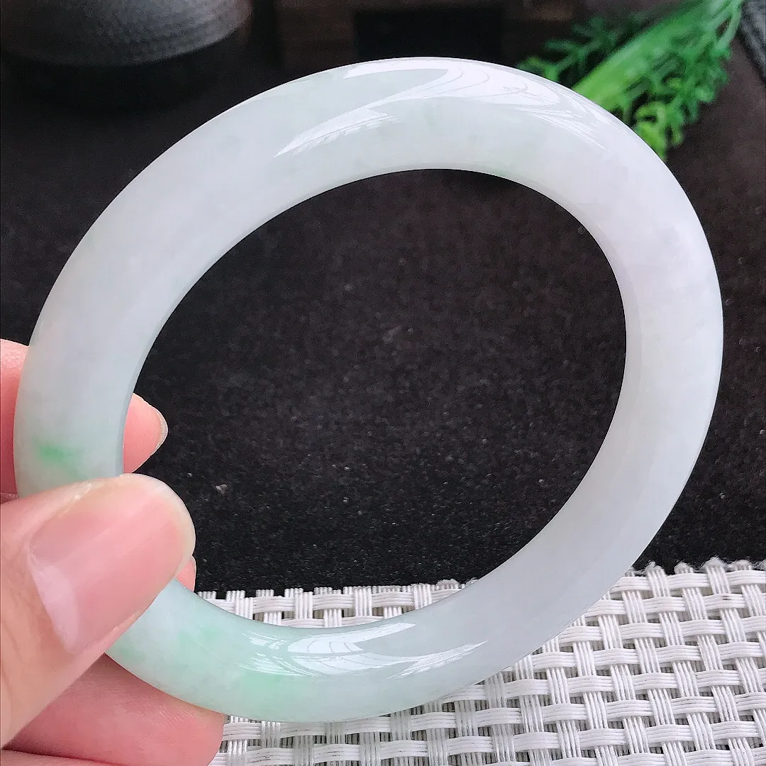 自然光61.5/10.9/11老坑精美冰润飘绿大圈口圆条手镯天然翡翠玉镯女款百搭
