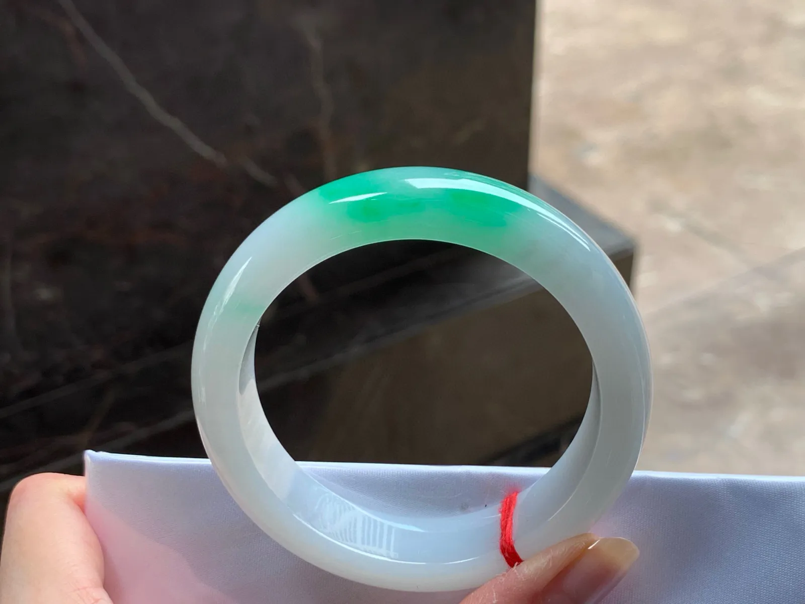 阳绿手镯
细腻 55.5/14.8/8.7mm