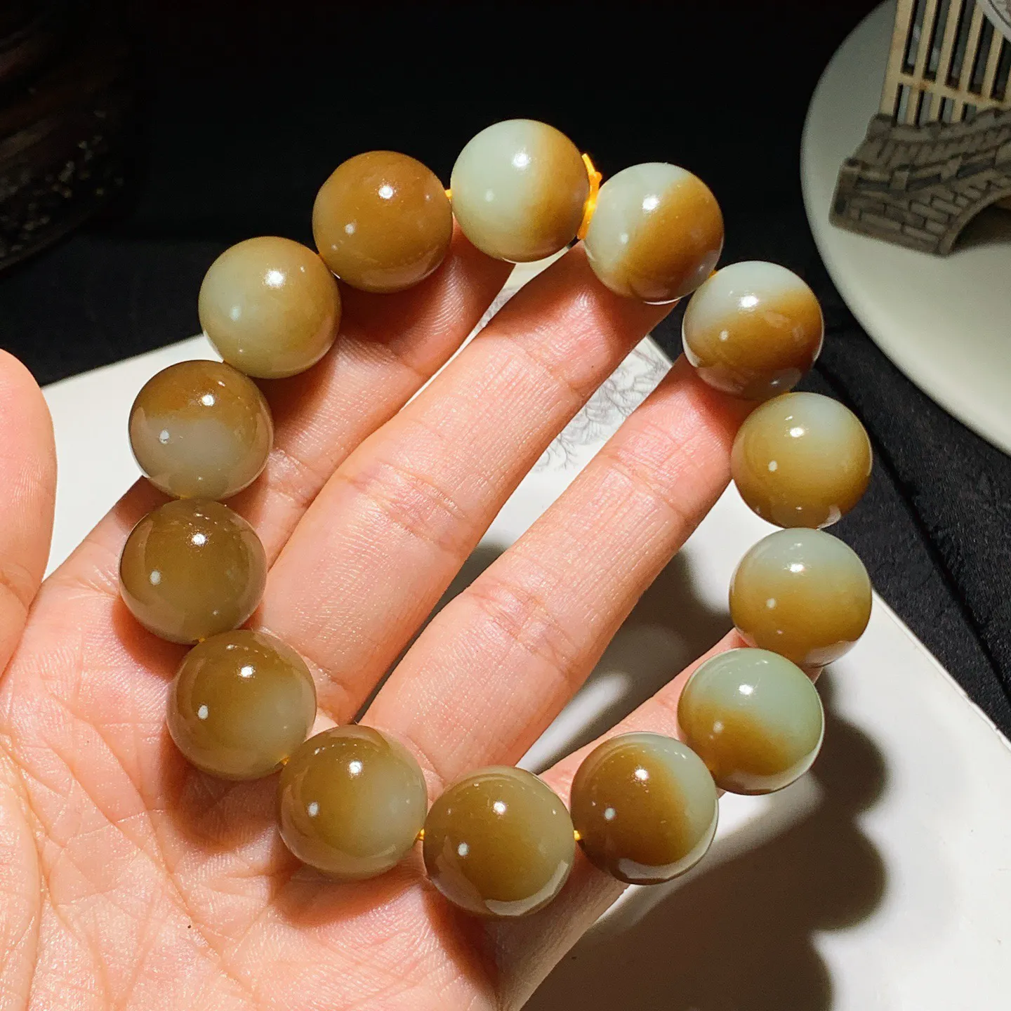 收藏级！新疆且末糖红皮料圆珠手串。半山半水圆珠手串。单颗尺寸16.玉质细腻油润。手推出油。品相大气。 lt250817