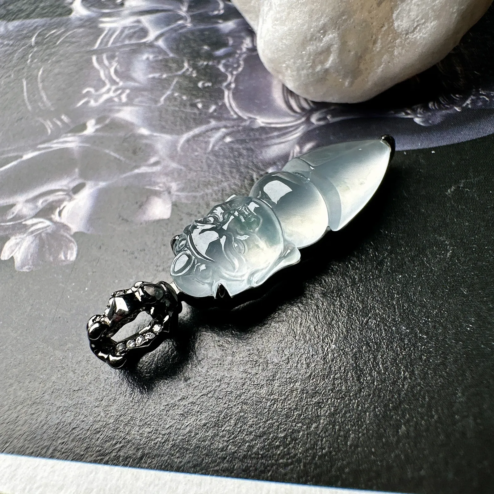 【玻璃种佛教法器降魔杵】起胶起荧光的料子，色泽清新自然，质地细腻。纯手工雕刻，少有这样高质量的降魔杵，推荐入手。18K金钻精美镶嵌，裸石尺寸25.8*9.3*4.7毫米。