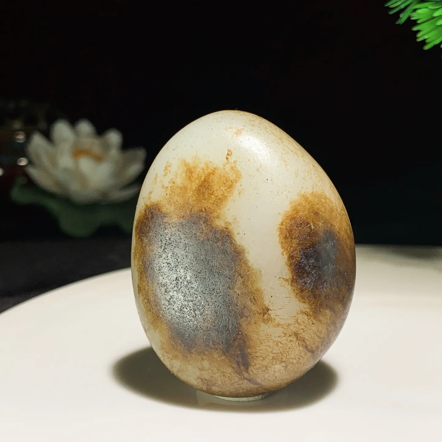 新疆山料原石。尺寸50.9/39.6/22.1重72克。玉质细腻油润。手推出油。品相大气。 lt25