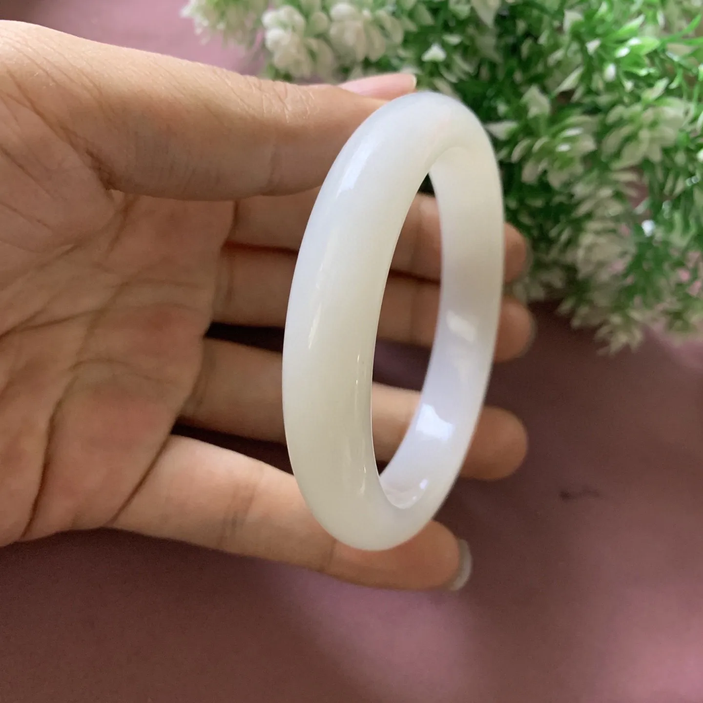 暖白，和田玉59圈口手镯！冰透白，玉质细腻油润 底色纯净 无裂无杂 脂粉好，品质好，佩戴端庄典雅，低