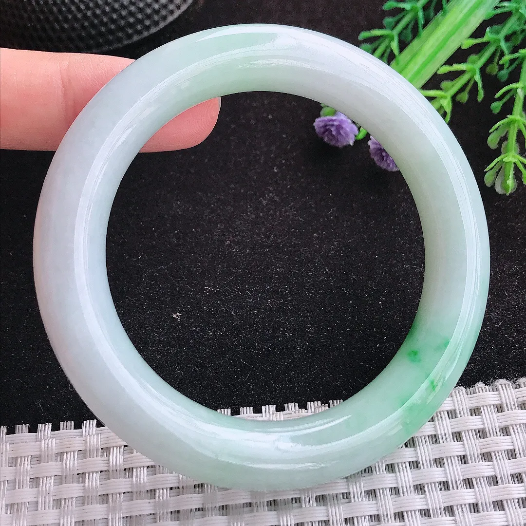 自然光56/11老坑精美温润飘阳绿圆条手镯天然翡翠玉镯女款百搭