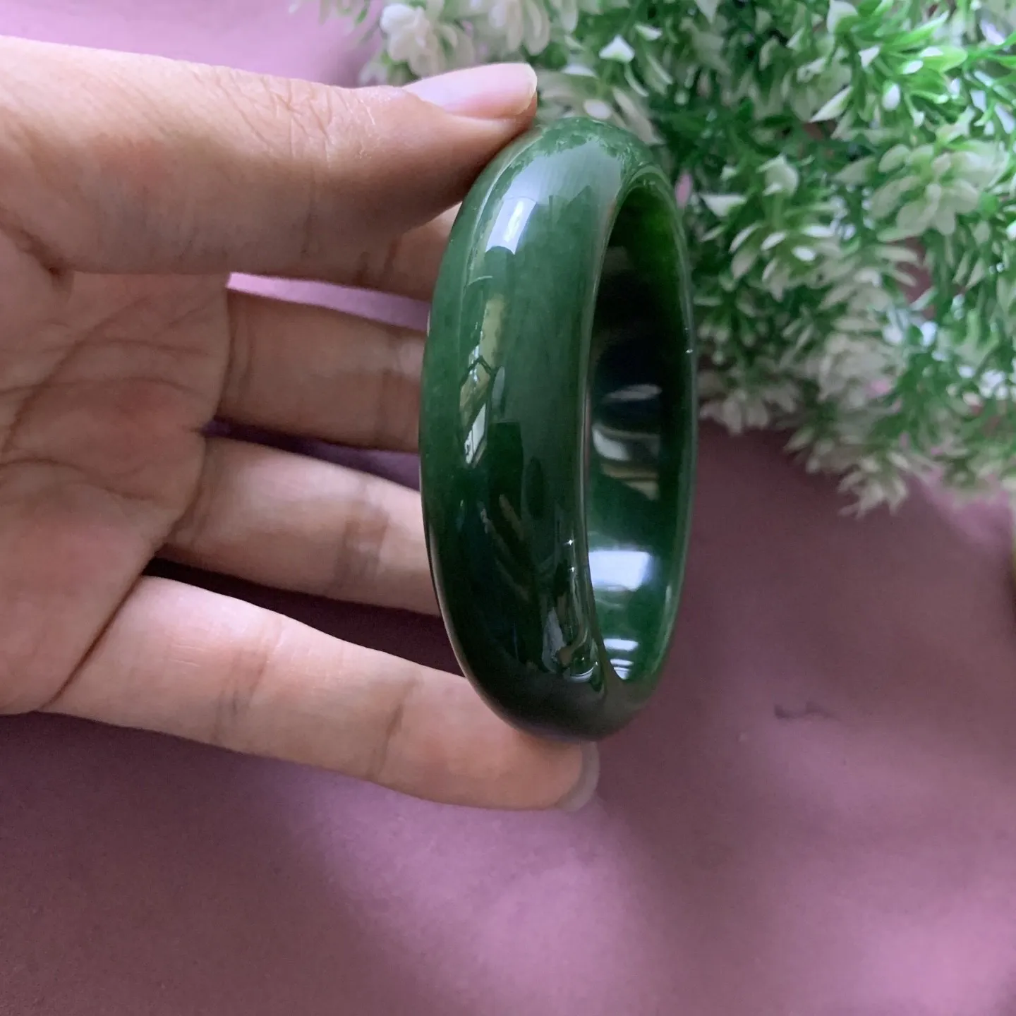 珍藏品，和田玉碧玉57.5圈口菠菜绿宽版手镯！玉质细腻油润 底色纯净 无裂无杂 脂粉好，品质好，佩戴端庄典雅，低调含蓄。
