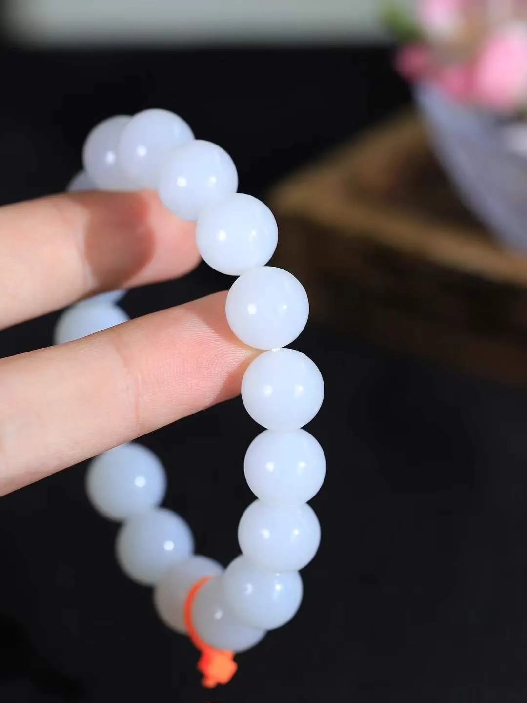 一个【珠圆玉润.手串】

精品和田玉白玉珠圆玉润手串 玉质温润细腻  整串打磨圆润，佩戴舒适。珠珠落玉盘，间关莺语花底滑，一生美好时光，无论身在何处，都有它相伴相守。事事顺遂，幸福美满，吉祥如意。单重45克 尺寸取一11.9mm  FDT-10801713