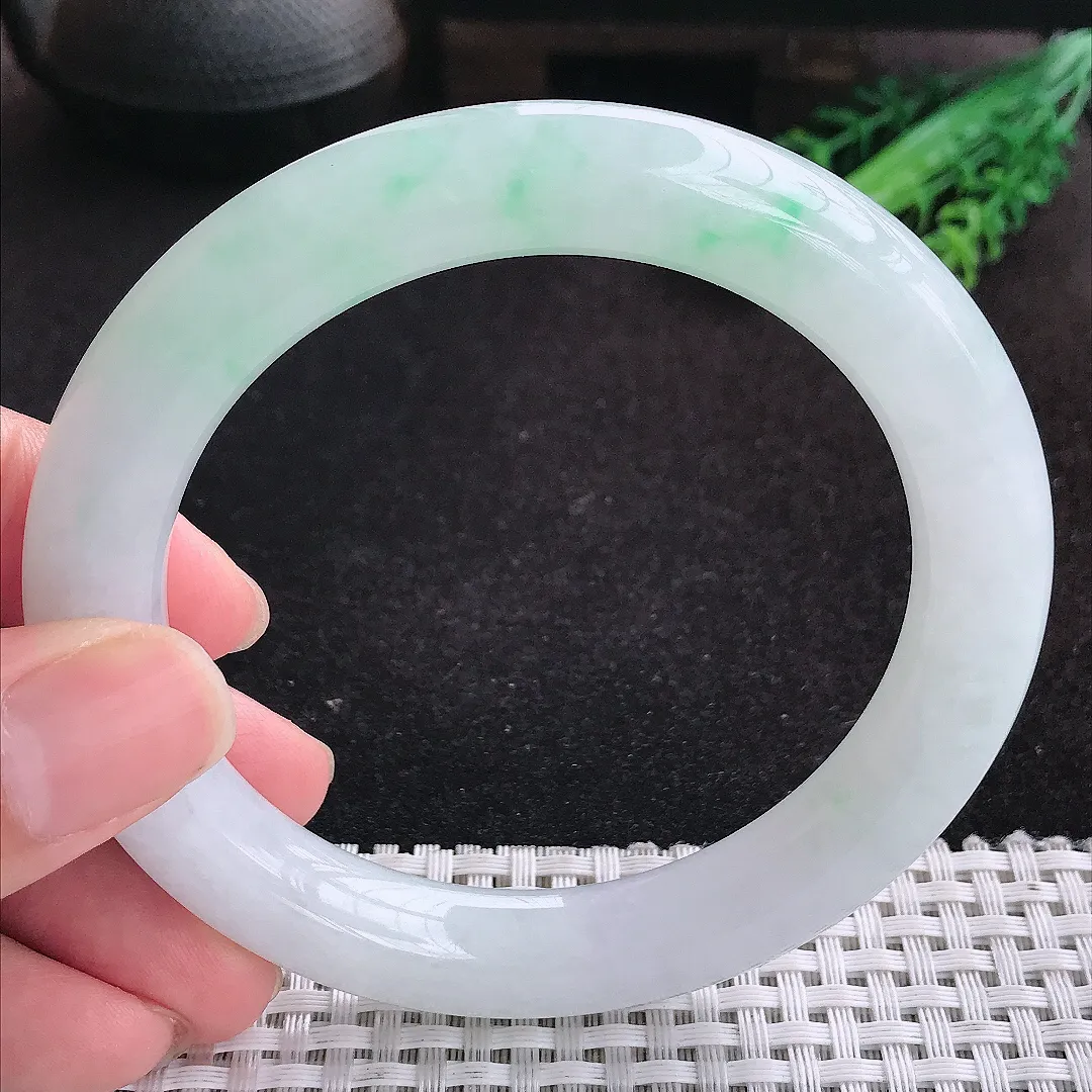 自然光61.5/10.9/11老坑精美冰润飘绿大圈口圆条手镯天然翡翠玉镯女款百搭