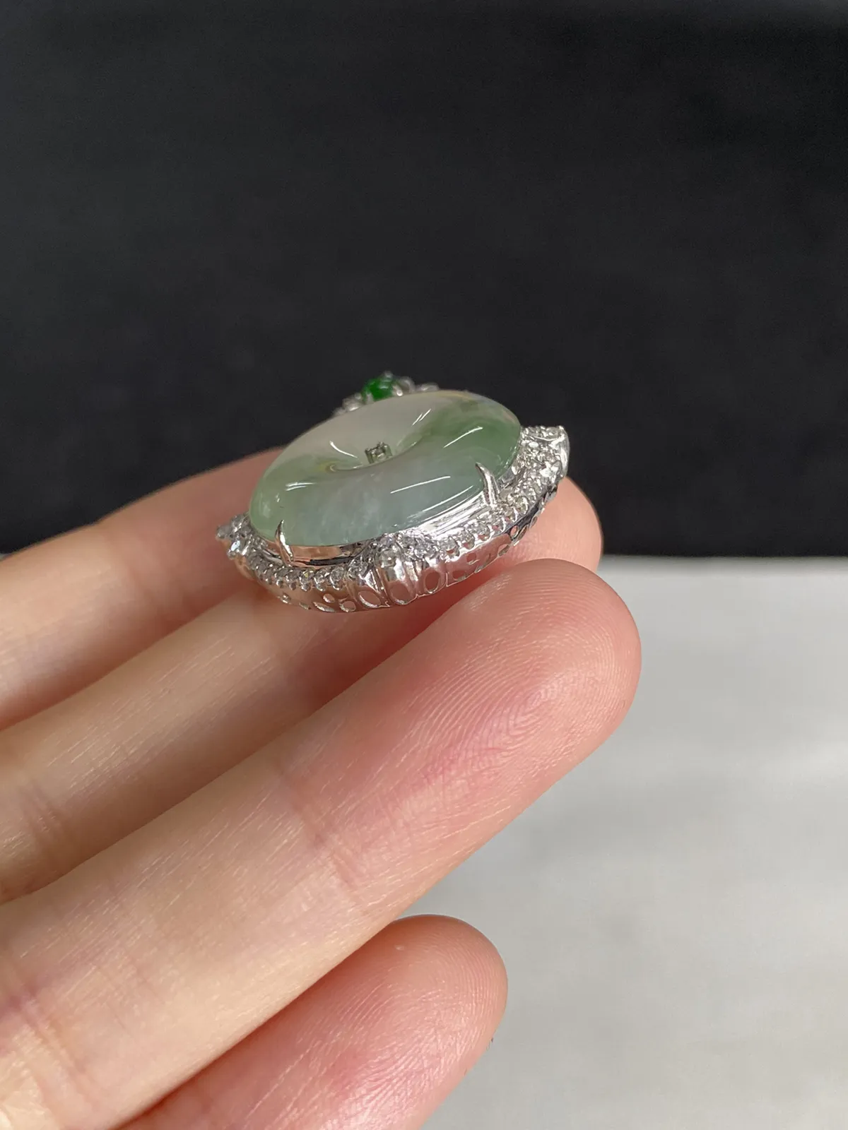翡翠冰糯种淡绿色平安扣，印记：G18K,伴钻石