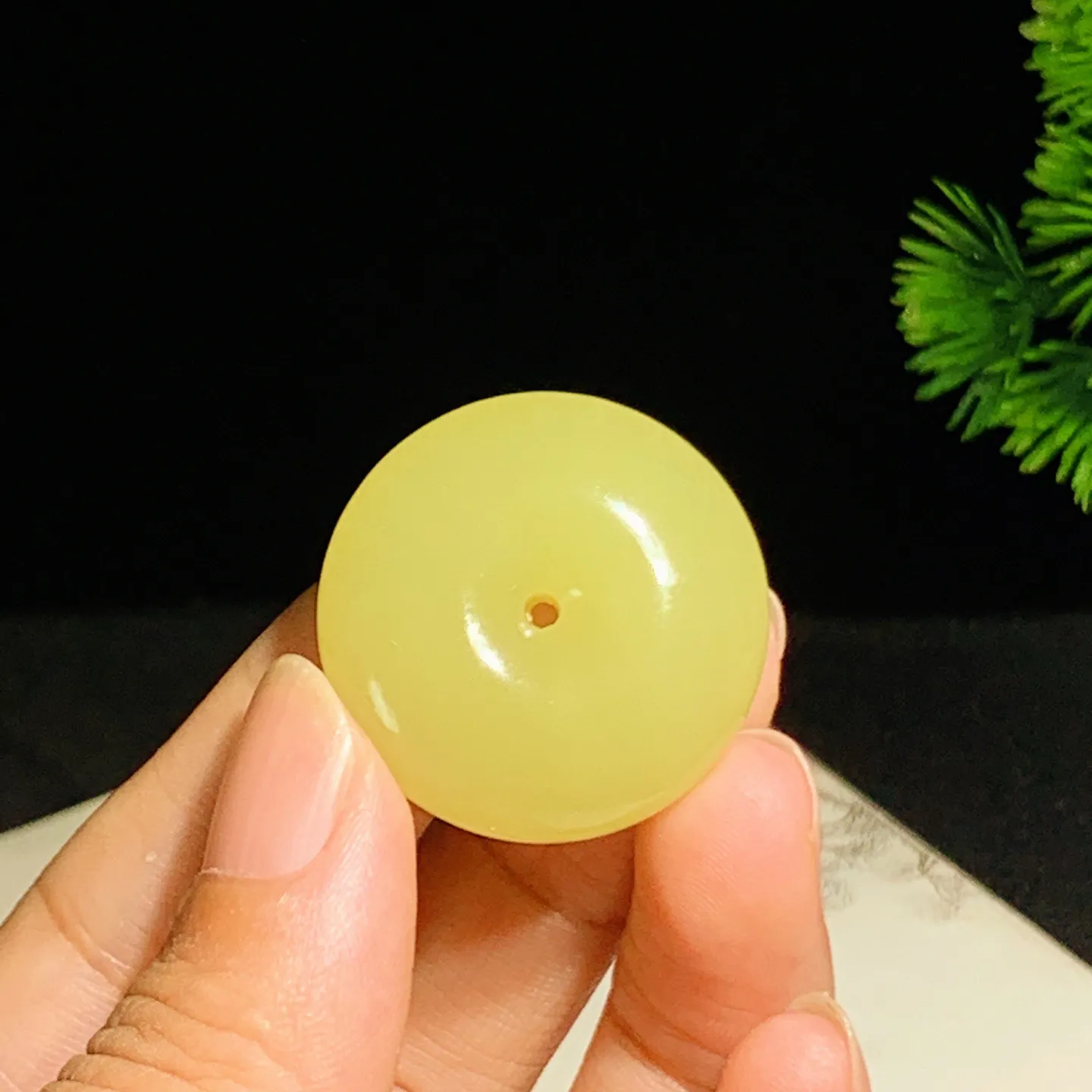 新疆若羌黄口料平安扣挂件。尺寸28.7/10重14.9克。玉质细腻油润。手推出油。品相大气。 lt250816