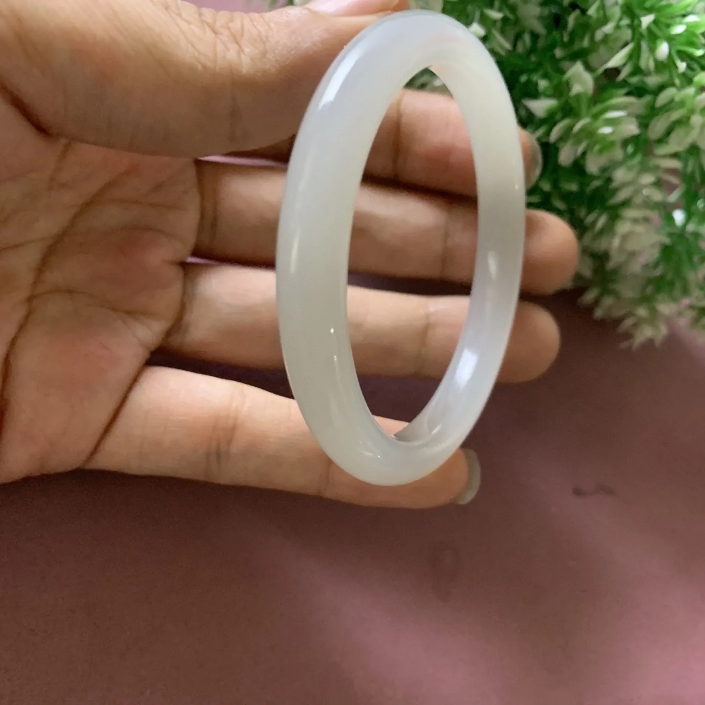 暖白，和田玉55圈口手镯！冰透，圈口55宽8.5玉质细腻油润 底色纯净 无裂无杂 脂粉好，品质好，佩