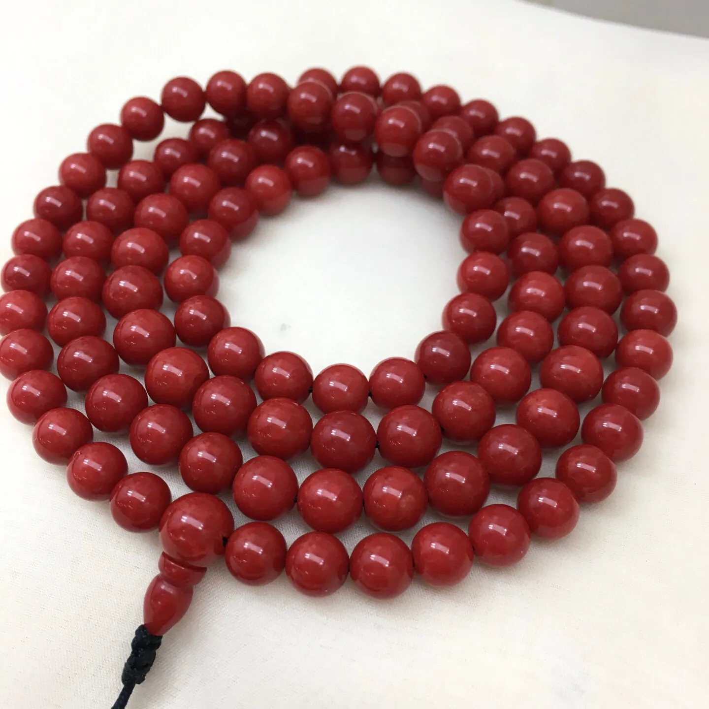 【精品7.5mm圆珠红珊瑚108佛珠串】手链项链两用款！深红色，意大利产地，沙丁材料，颜色和品质都是好漂亮的！来自深海千年生长，自古被佛教奉为珍宝，底部为活动绳结，可拉到底，珠子尺寸为7.5-6.5mm，重量50.39克。珊瑚生长纹路清晰，材料稀少，收藏价值高！