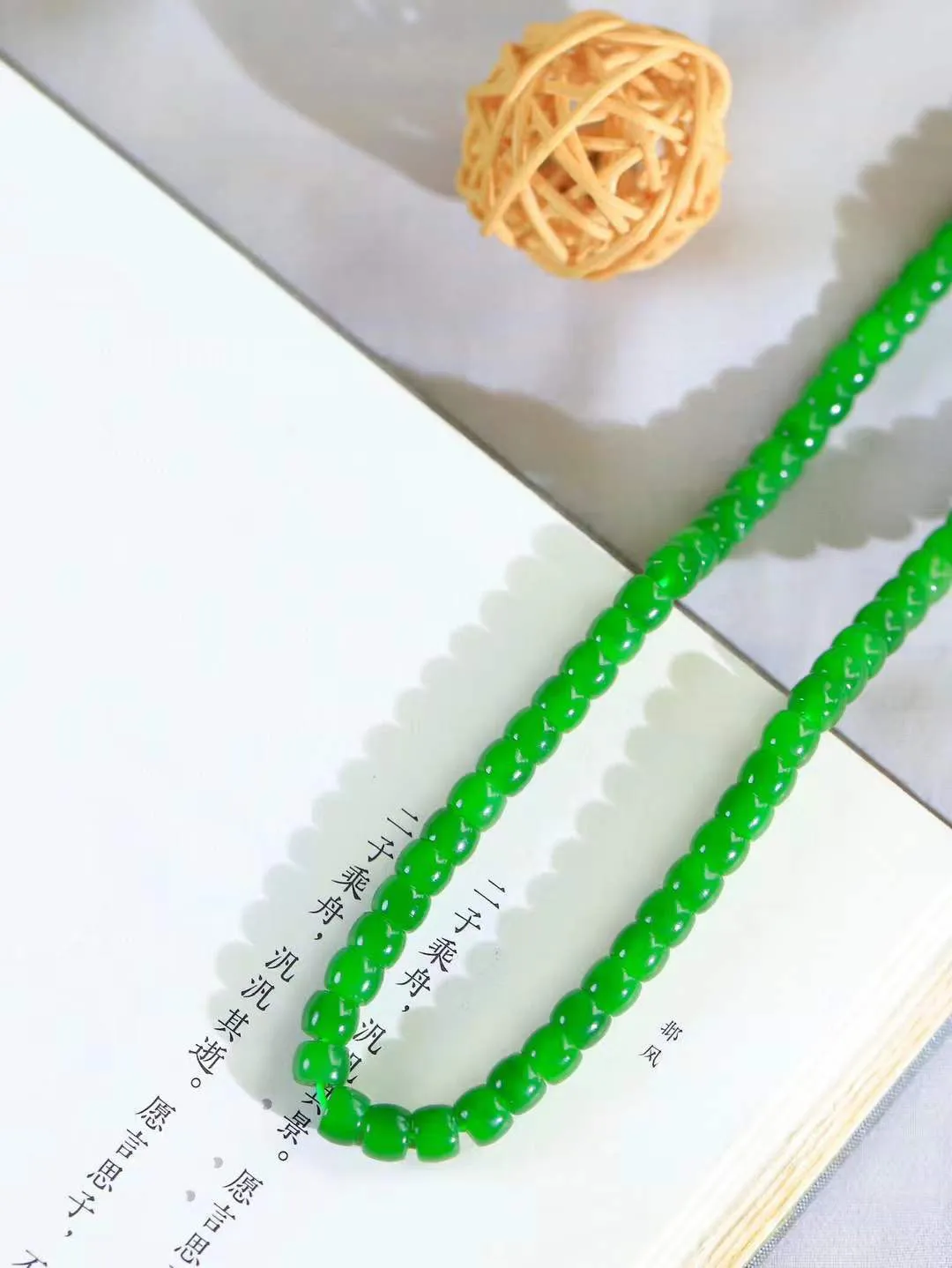 （直切珠.项链）

精品️和田玉碧玉项链，玉质细腻油润 饱满光滑 质朴无华，悠远简单，人心境界远，百世修炼深，心灵常驻善意持，觉悟人生百世修。
重38.7克    尺寸取一4.8-6mm    11801033L