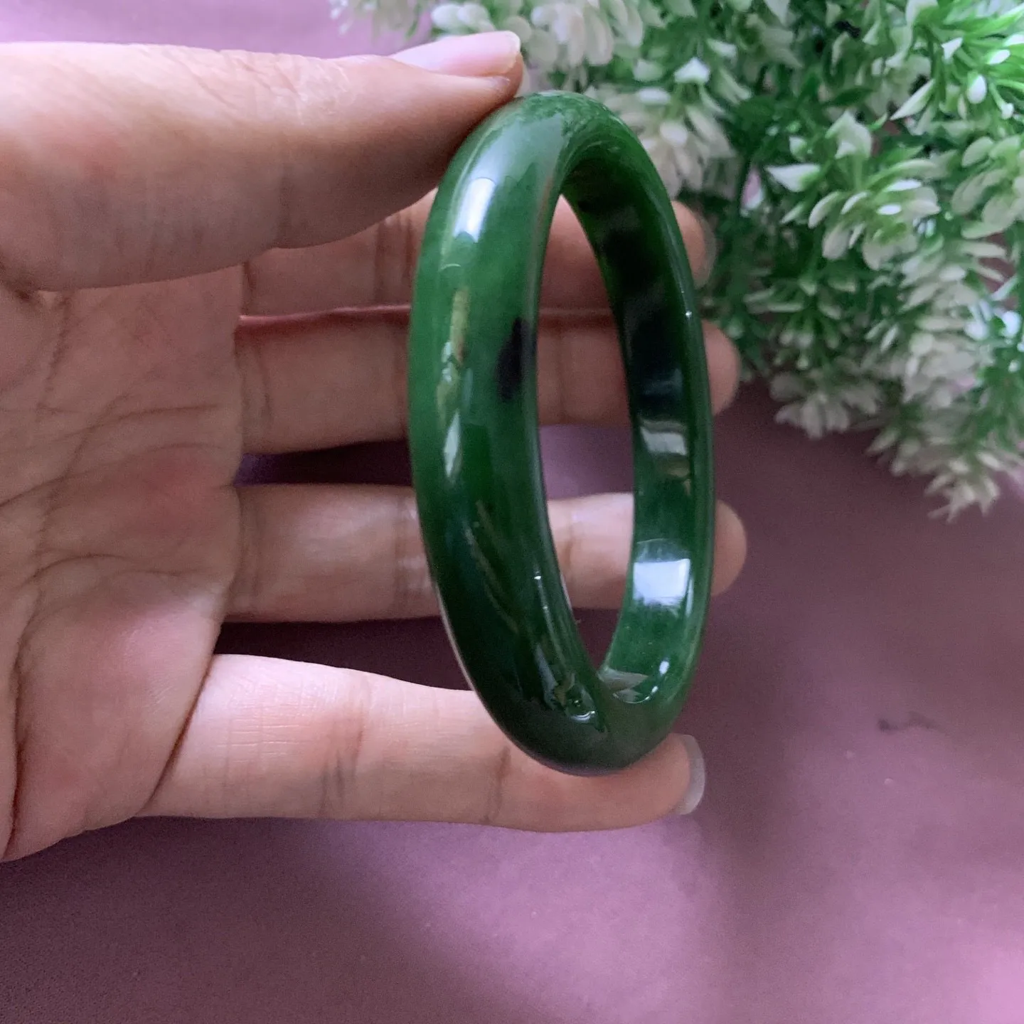 和田玉碧玉60圈口菠菜绿手镯，圈口60宽12重49.1克，玉质细腻油润 底色纯净 无裂无杂 脂粉好，