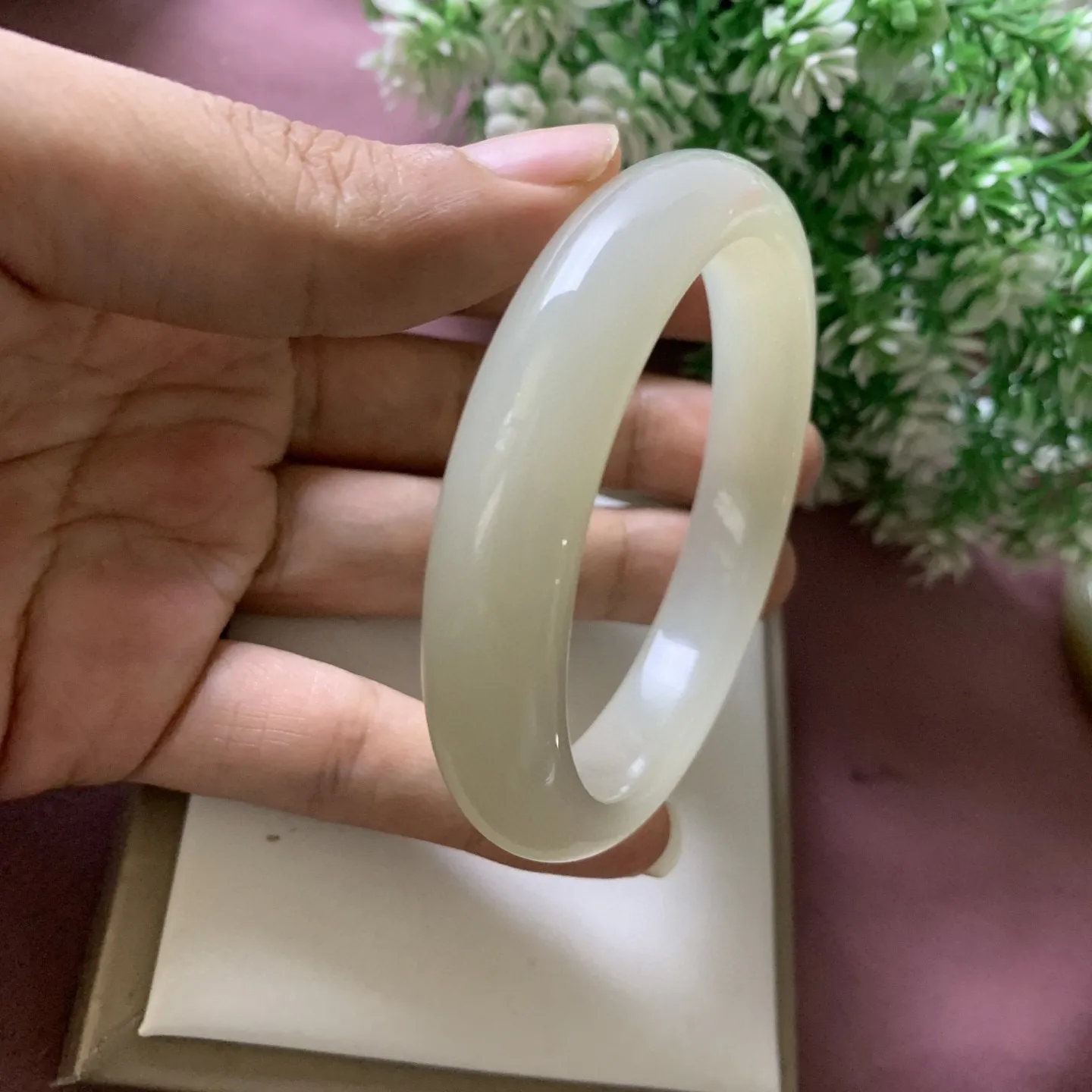 和田玉59.5圈口藕粉色手镯！冰透，玉质细腻油润 底色纯净 无裂无杂 脂粉好，品质好，佩戴端庄典雅，低调含蓄。