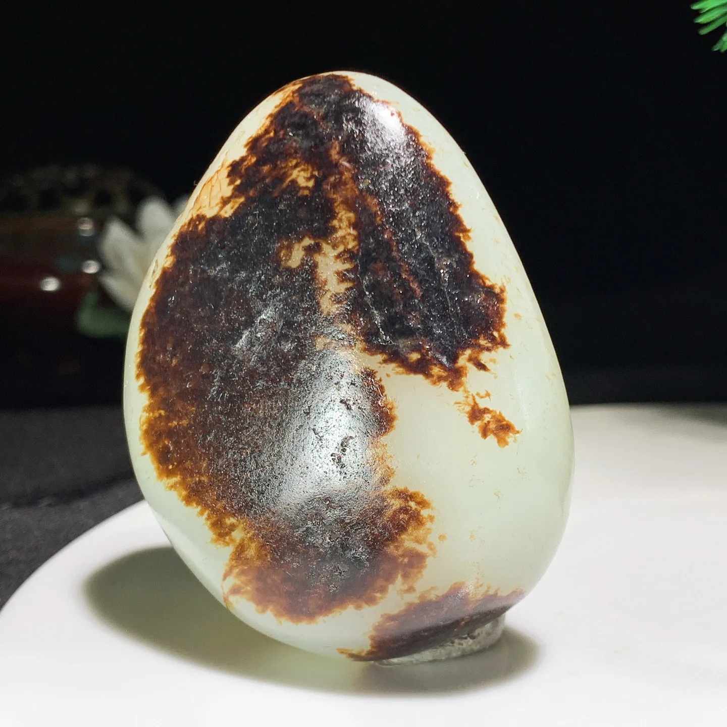 新疆山料原石。尺寸66.7/55.1/25.1重149.2克。玉质细腻油润。手推出油。品相大气。 lt250817