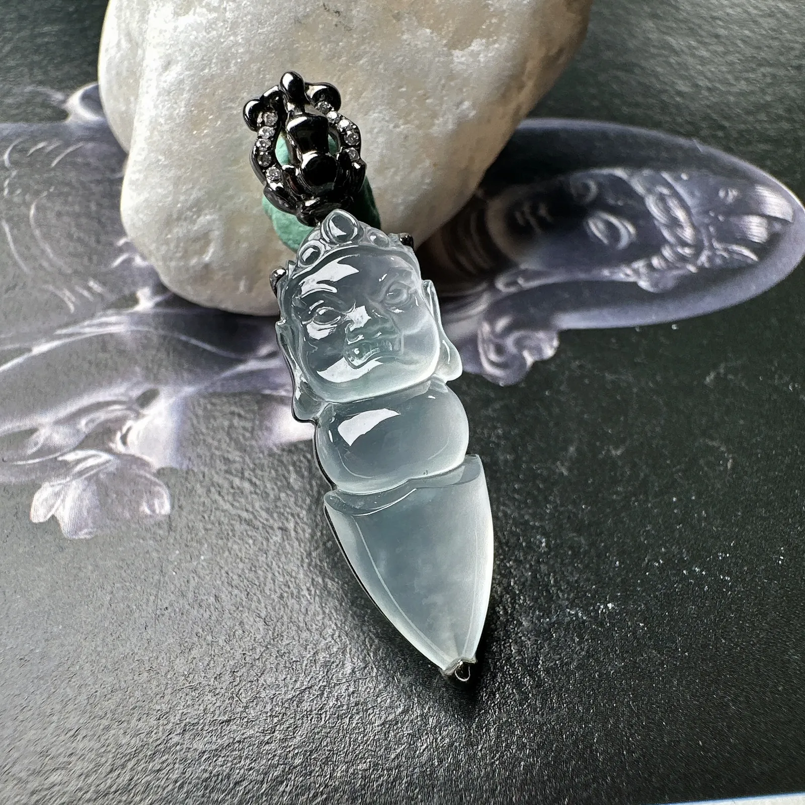 【玻璃种佛教法器降魔杵】起胶起荧光的料子，色泽清新自然，质地细腻。纯手工雕刻，少有这样高质量的降魔杵，推荐入手。18K金钻精美镶嵌，裸石尺寸25.8*9.3*4.7毫米。