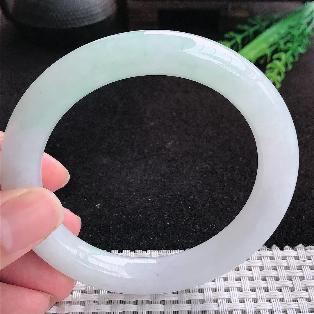 自然光61.5/10.9/11老坑精美冰润飘绿大圈口圆条手镯天然翡翠玉镯女款百搭