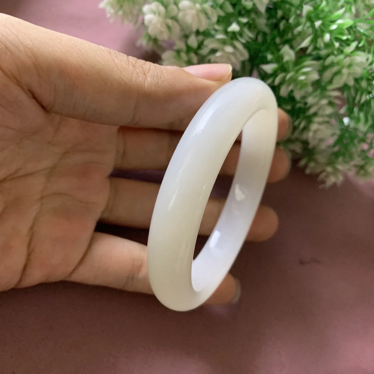 暖白，和田玉59圈口手镯！冰透白，玉质细腻油润 底色纯净 无裂无杂 脂粉好，品质好，佩戴端庄典雅，低调含蓄