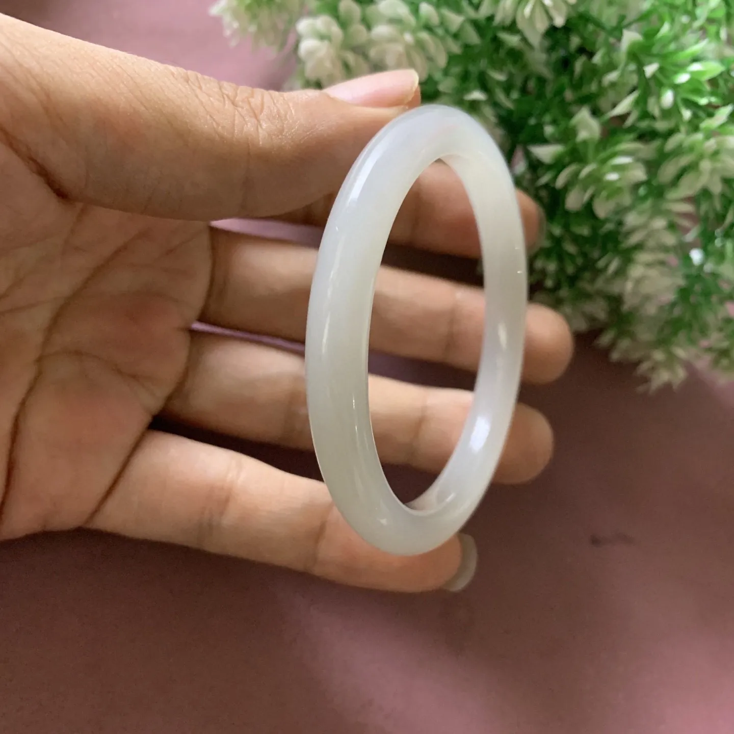 暖白，和田玉55圈口手镯！冰透，圈口55宽8.5玉质细腻油润 底色纯净 无裂无杂 脂粉好，品质好，佩戴端庄典雅，低调含蓄