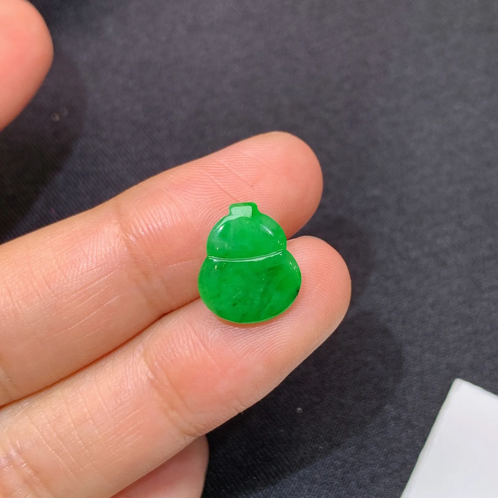 阳绿葫芦，镶嵌佳品，冰润色阳，种水足 尺寸12.4*10.4*3.2