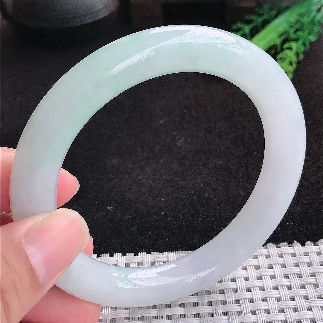 自然光61.5/10.9/11老坑精美冰润飘绿大圈口圆条手镯天然翡翠玉镯女款百搭