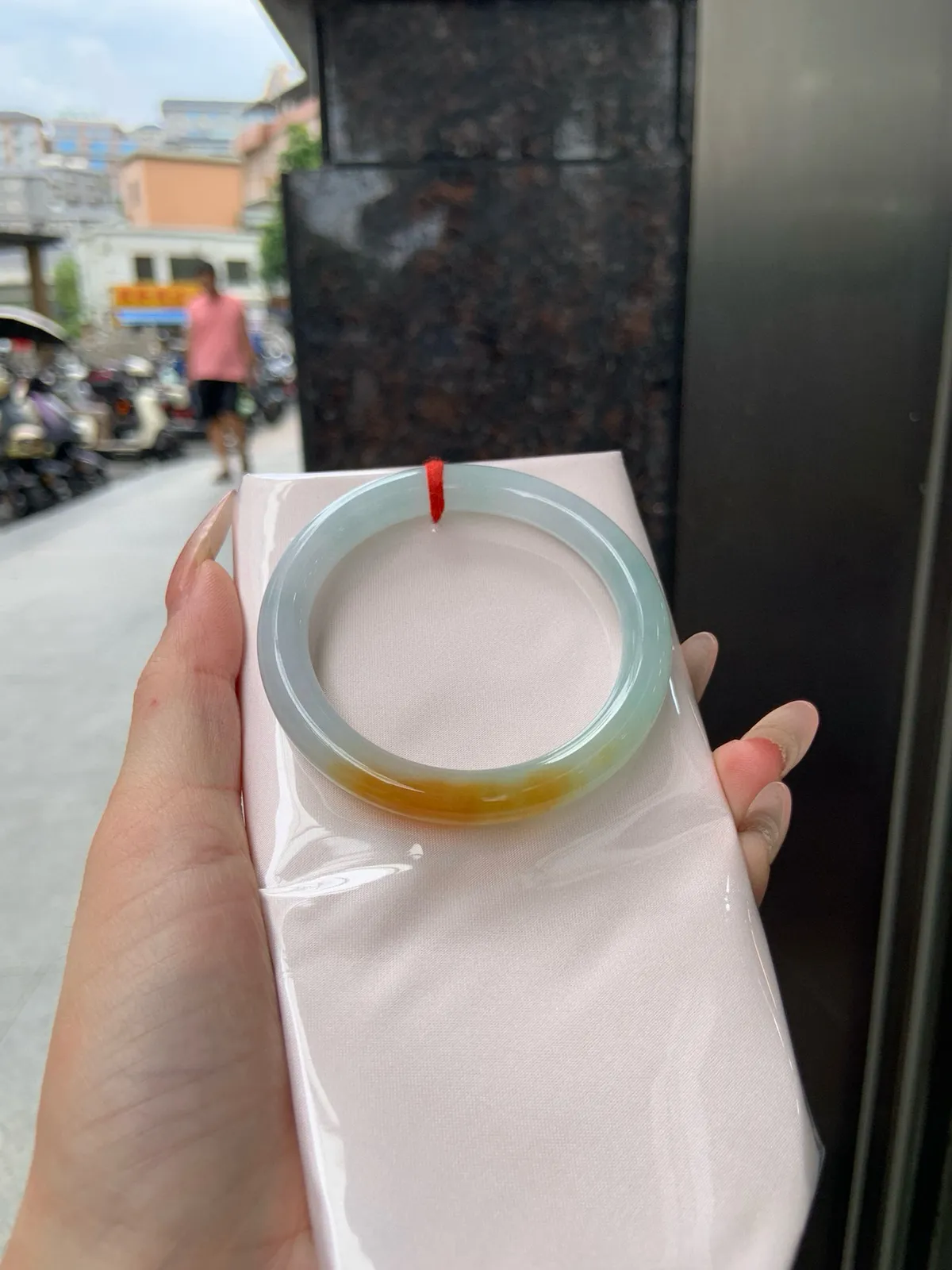 推荐【52.4黄翡圆条】52.4-8.3-8.3，无纹裂，色温饱满，招财进宝，特色黄翡意境感满满，有着秋天的味道，暖阳阳向阳而生的感觉