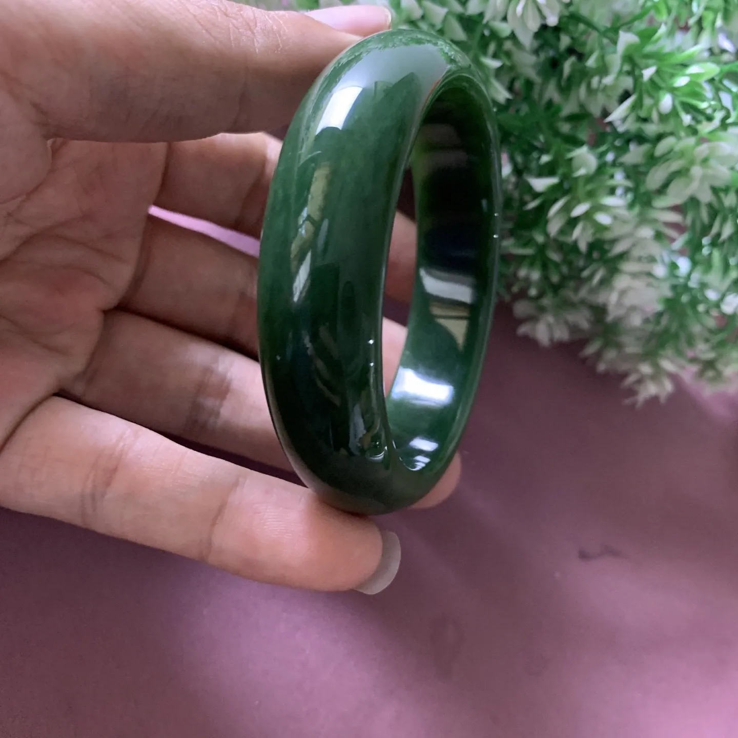 珍藏品，和田玉碧玉57.5圈口菠菜绿宽版手镯！玉质细腻油润 底色纯净 无裂无杂 脂粉好，品质好，佩戴端庄典雅，低调含蓄。