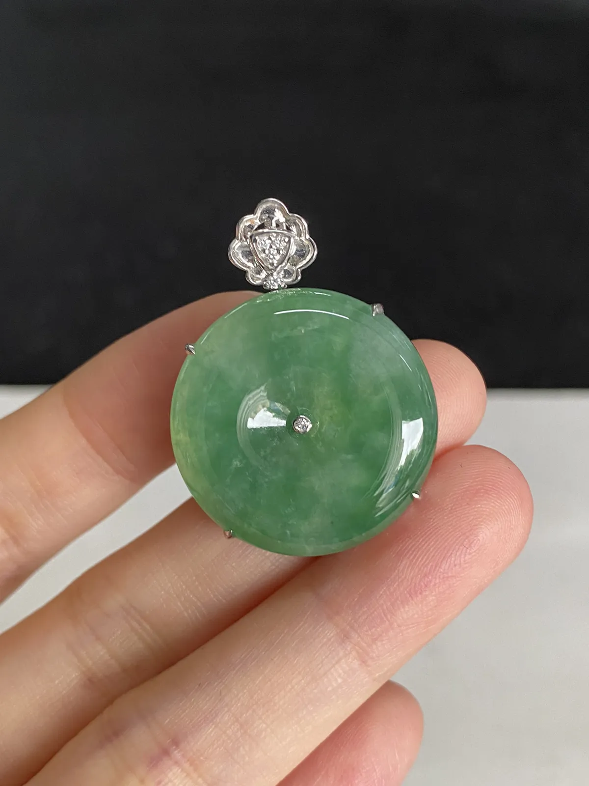 翡翠冰糯种浅绿色平安扣，印记：G18K,伴钻石