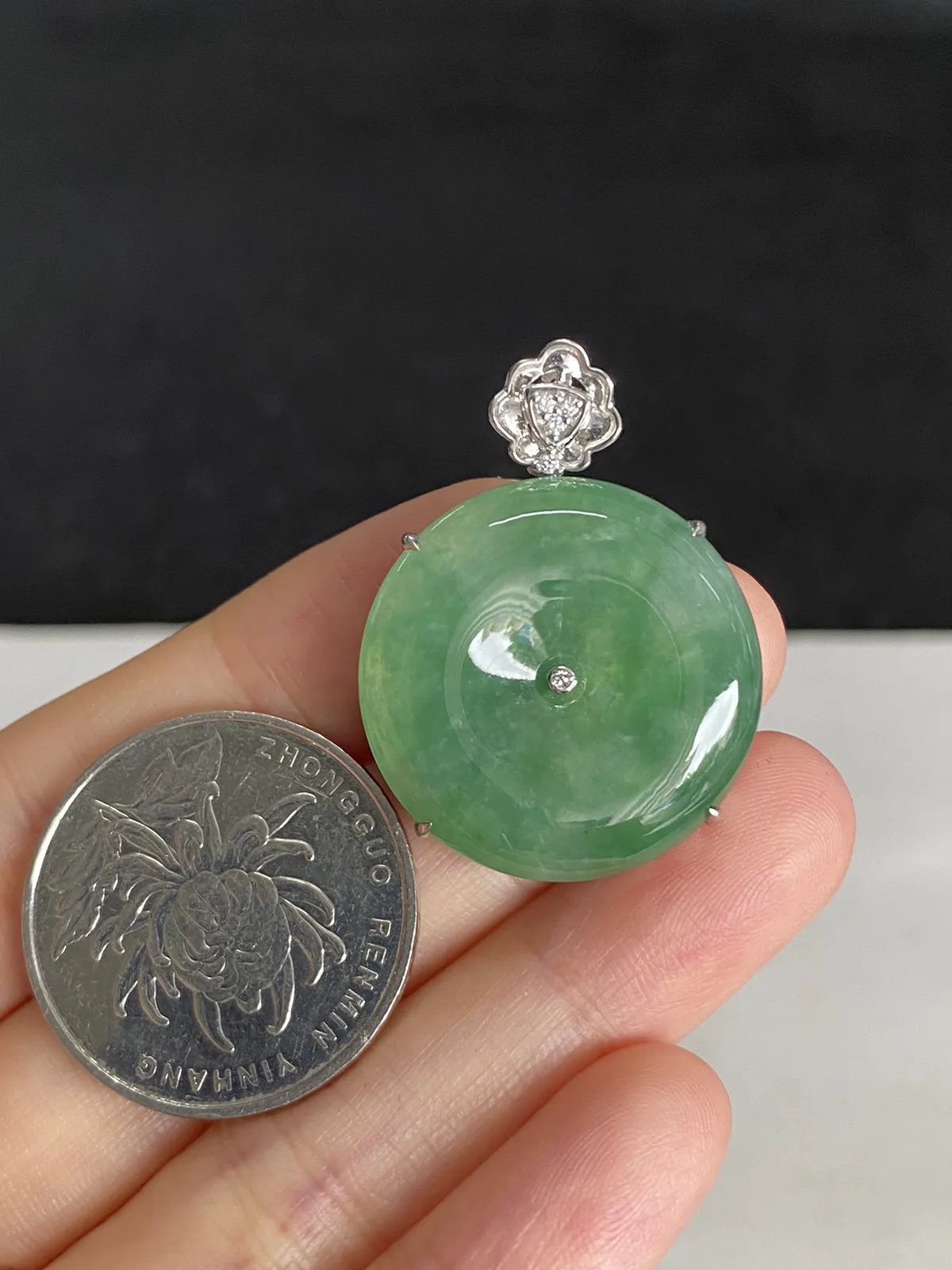 翡翠冰糯种浅绿色平安扣，印记：G18K,伴钻石