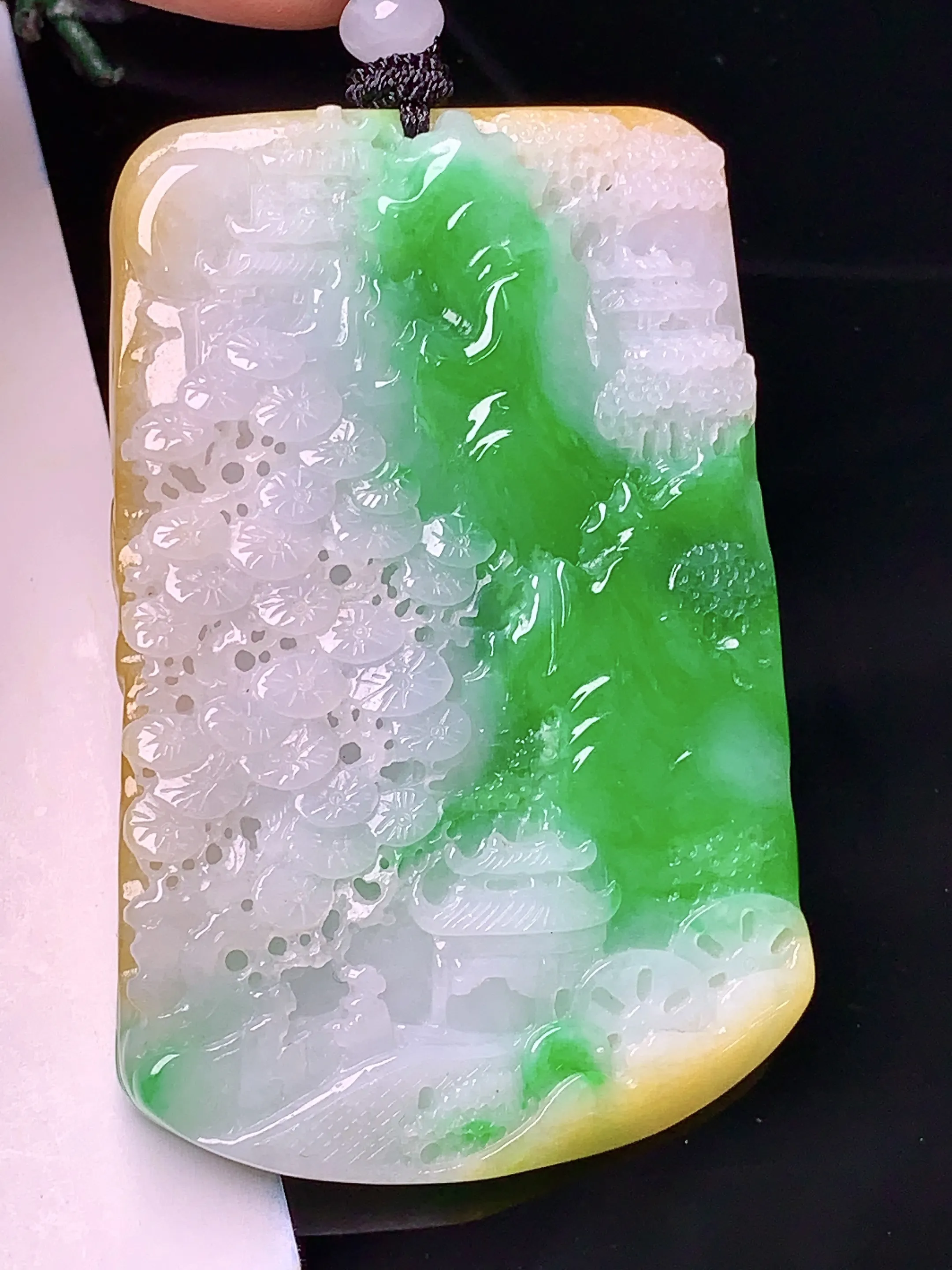 黄绿山水牌吊坠 玉质细腻 色泽清新艳丽 整体尺寸59.6*39*7.8