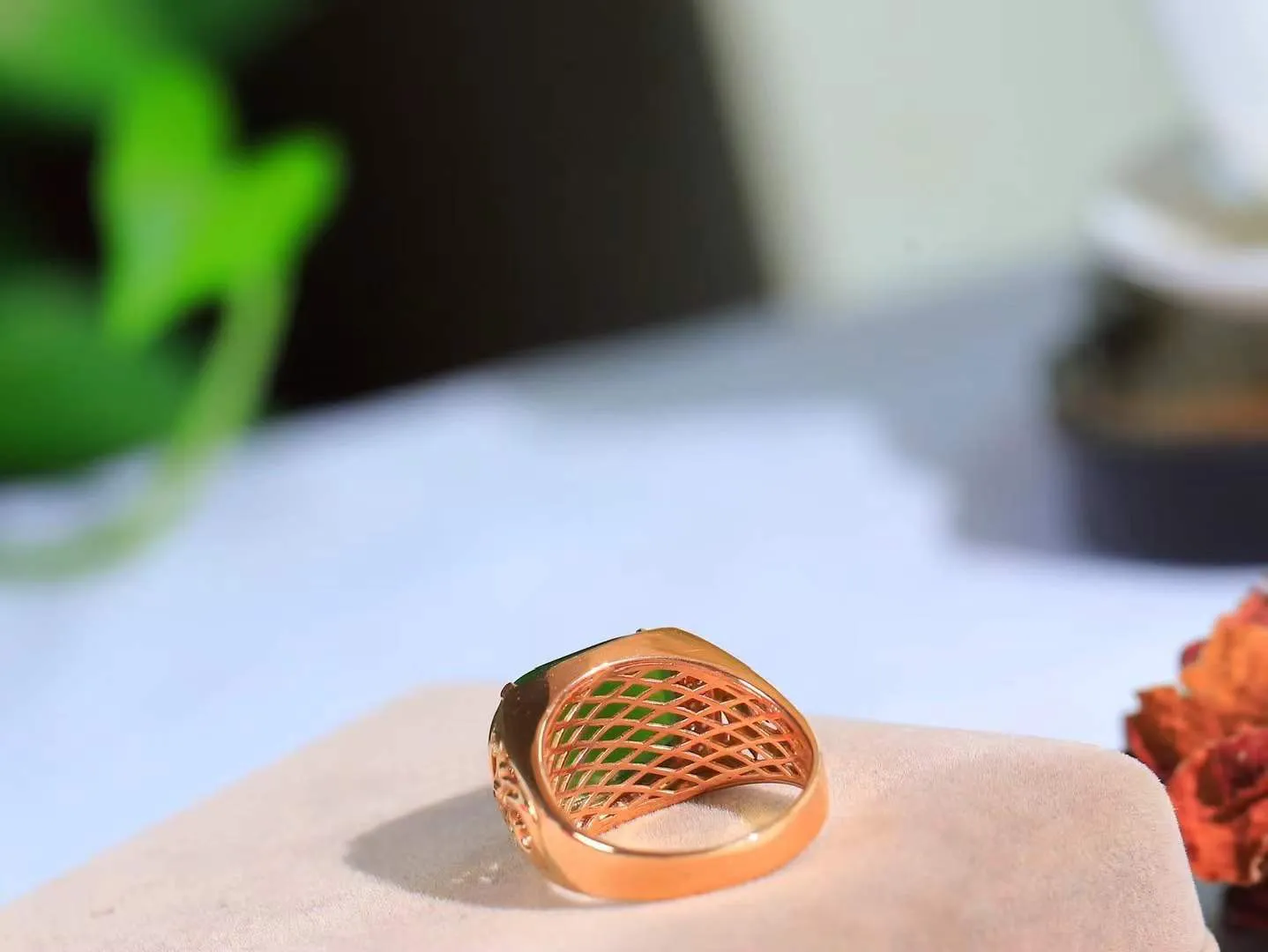 【金镶玉.戒指】

精品和田玉碧玉猫眼18k金戒指 玉质细腻温润 油性十足 ，不论时光如何流转变化，这枚戒指始终闪耀着最初的光芒。精工镶嵌18K金 （保真金 可检测贵金属18K金） 重7.8克 尺寸19.8-15.5-12.5mm 11801733A