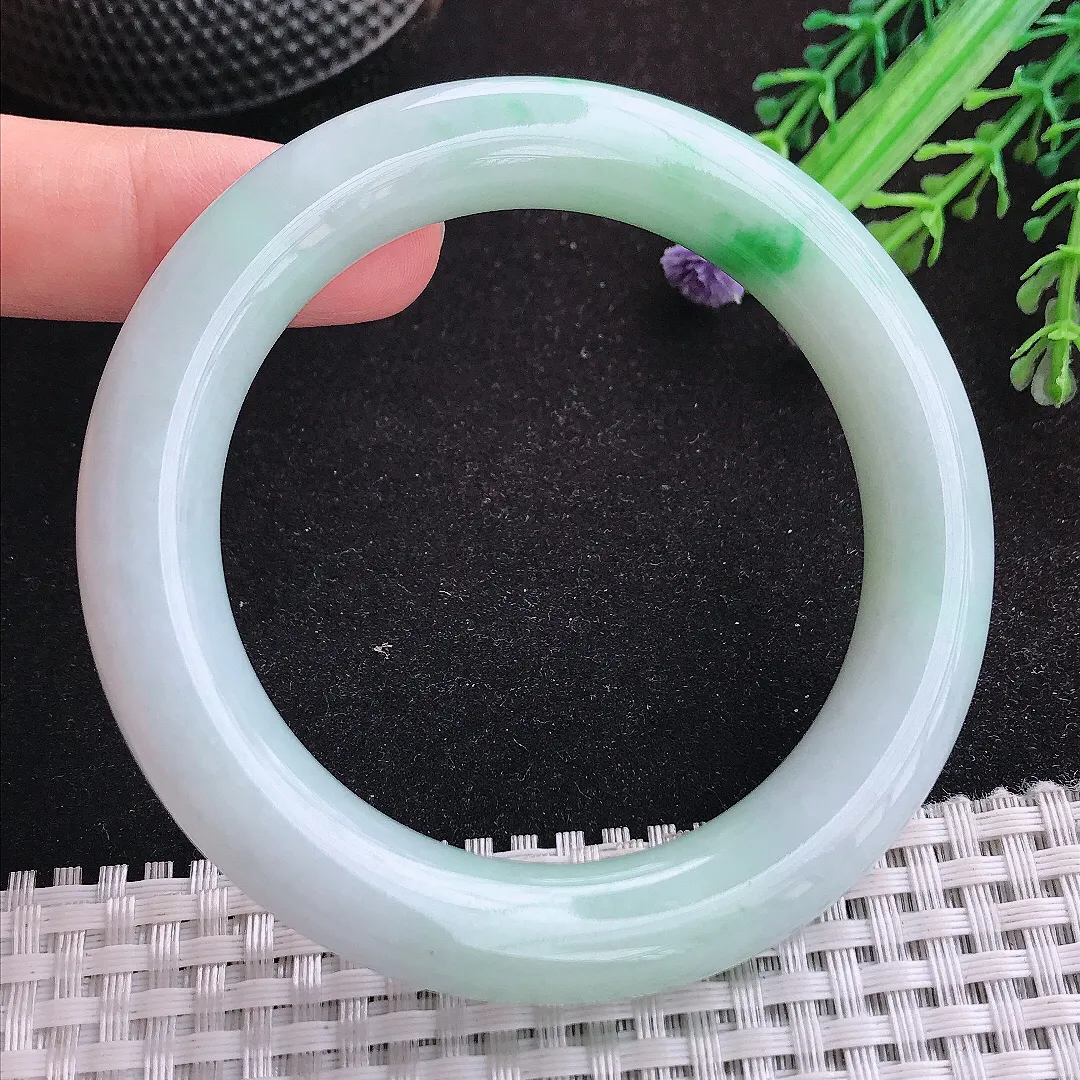 自然光56/11老坑精美温润飘阳绿圆条手镯天然翡翠玉镯女款百搭