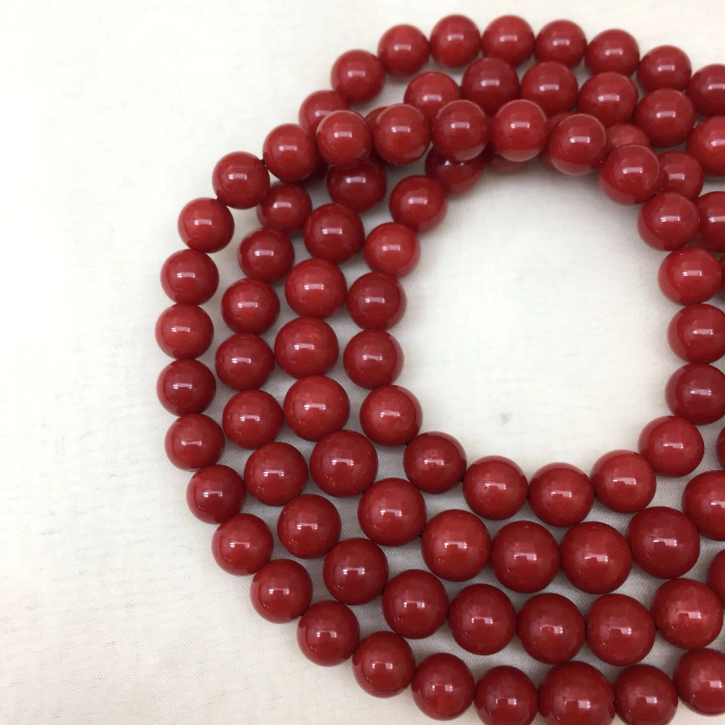 【精品7.5mm圆珠红珊瑚108佛珠串】手链项链两用款！深红色，意大利产地，沙丁材料，颜色和品质都是好漂亮的！来自深海千年生长，自古被佛教奉为珍宝，底部为活动绳结，可拉到底，珠子尺寸为7.5-6.5mm，重量50.39克。珊瑚生长纹路清晰，材料稀少，收藏价值高！