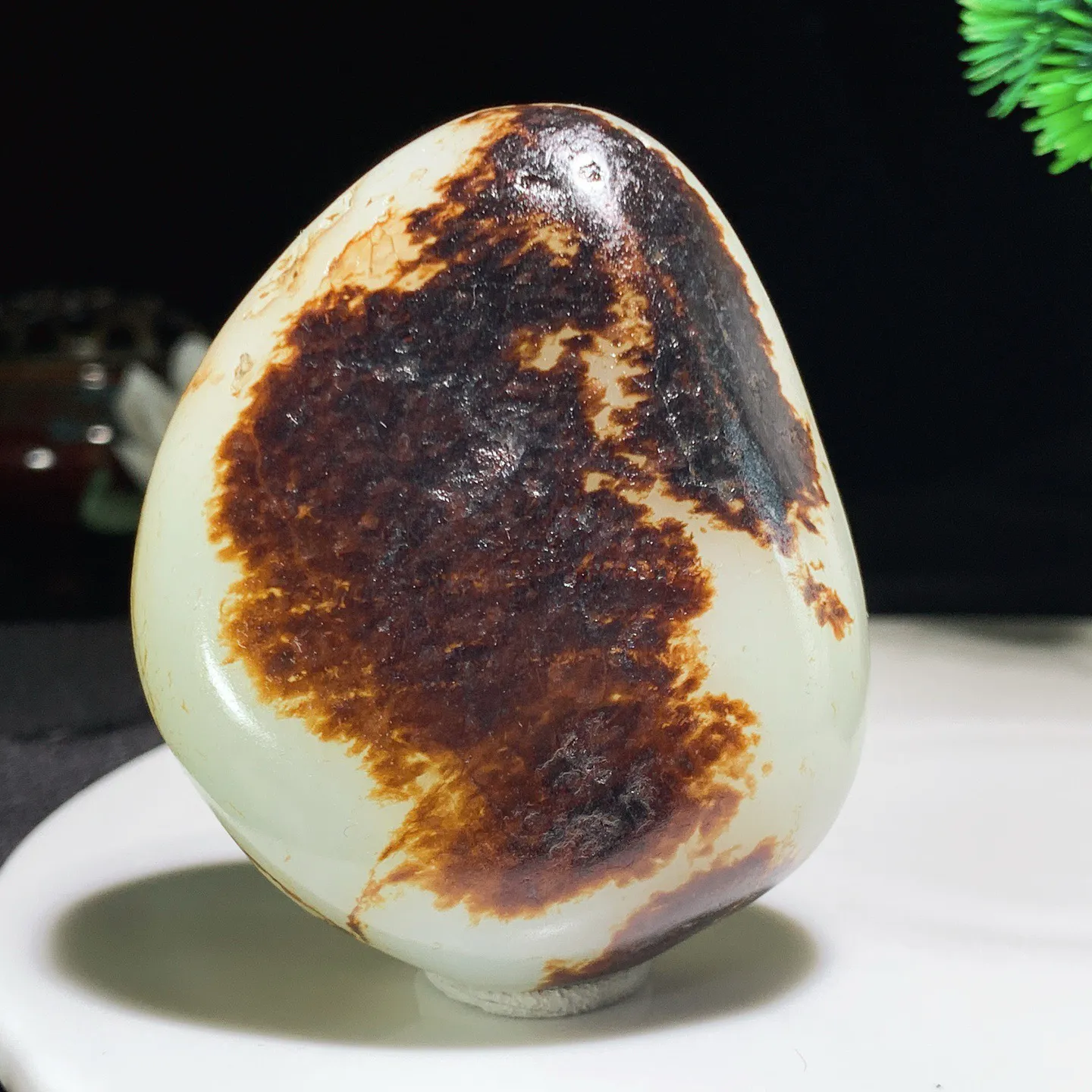 新疆山料原石。尺寸66.7/55.1/25.1重149.2克。玉质细腻油润。手推出油。品相大气。 l