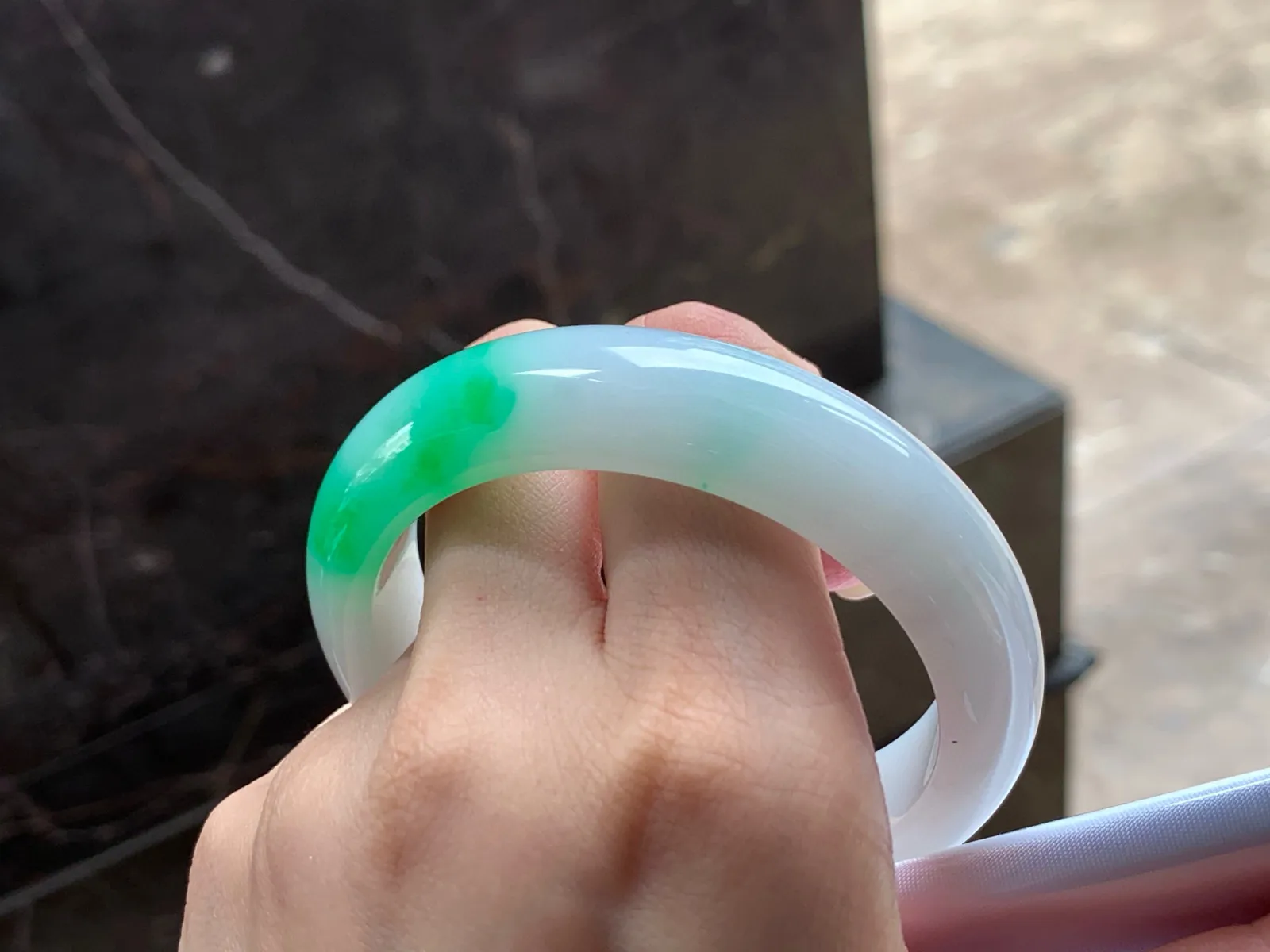 阳绿手镯
细腻 55.5/14.8/8.7mm