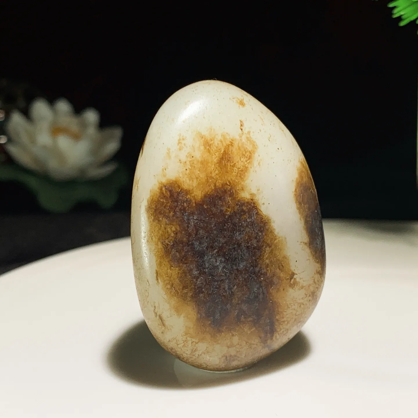 新疆山料原石。尺寸50.9/39.6/22.1重72克。玉质细腻油润。手推出油。品相大气。 lt25