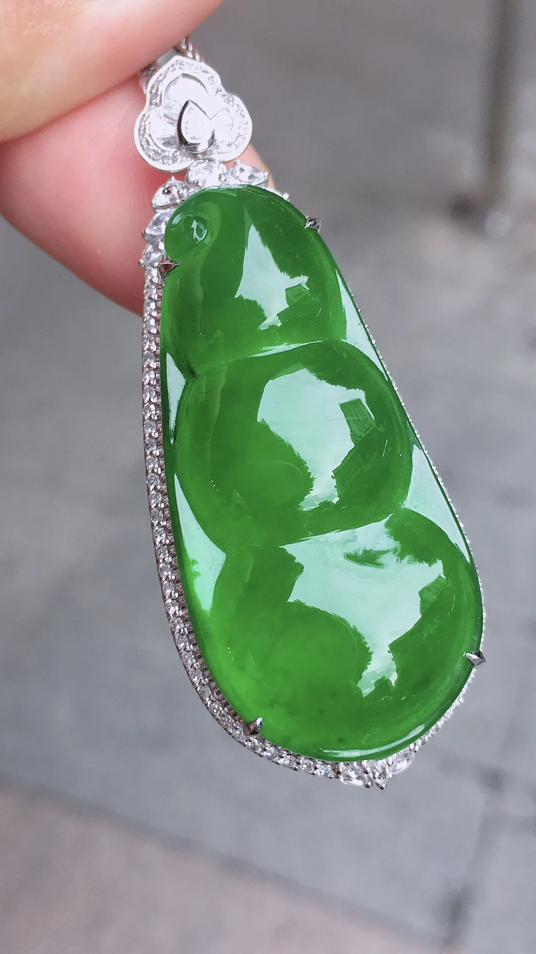 满绿福豆吊坠，色泽均匀浓郁，玉质细腻，荧光感超
强，饱满圆润，气质满满。18k
金豪华镶嵌