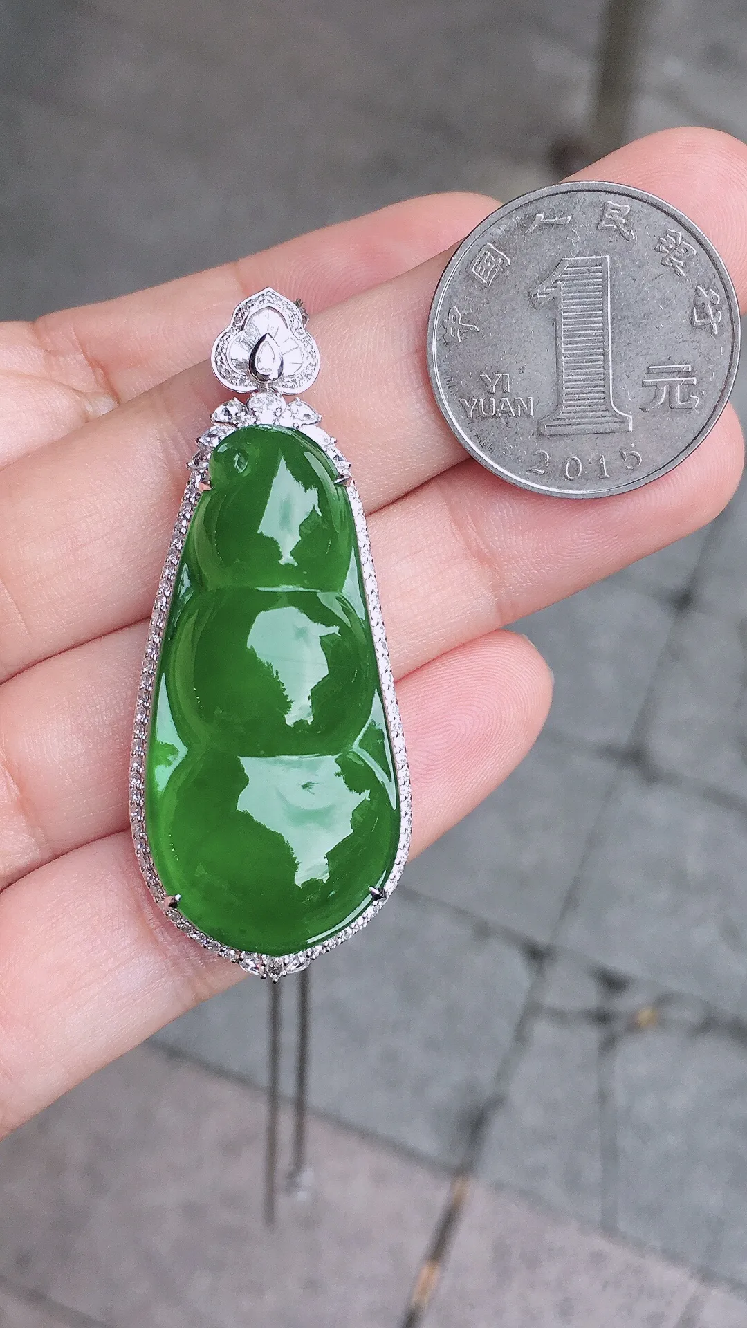 满绿福豆吊坠，色泽均匀浓郁，玉质细腻，荧光感超
强，饱满圆润，气质满满。18k
金豪华镶嵌