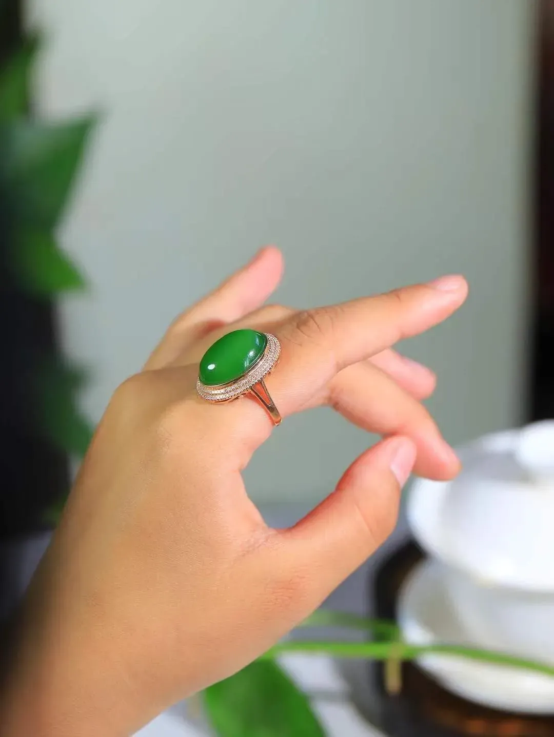 【金镶玉.戒指】

精品和田玉碧玉18k金戒指 玉质细腻温润 油性十足 ，不论时光如何流转变化，这枚