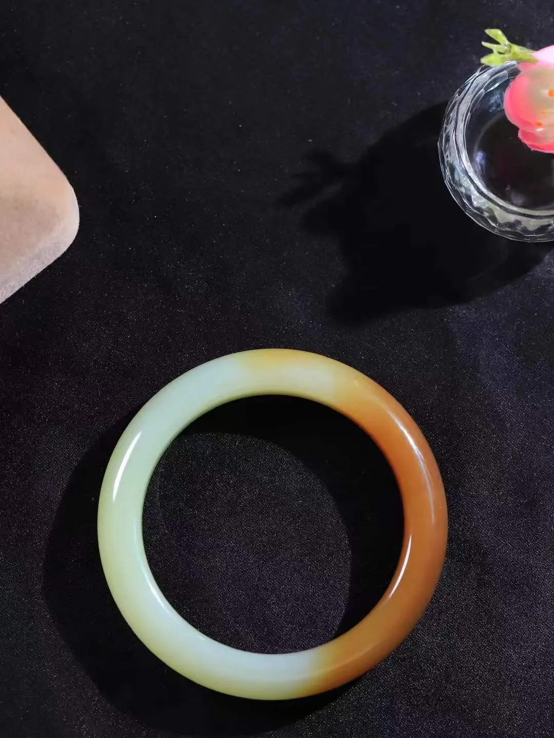 【婉约佳人.手镯】

精品️和田玉糖白玉手镯 玉质温润细腻 油性十足 手感舒适，高华雅逸，线条流畅，简约大气，美自天成，素雅高贵。佩戴于腕间，婉约之美，举手投足间透出那份低调奢华。重51.2克 内径53.5mm  尺寸11.6-9.1mm   FDA-11801633