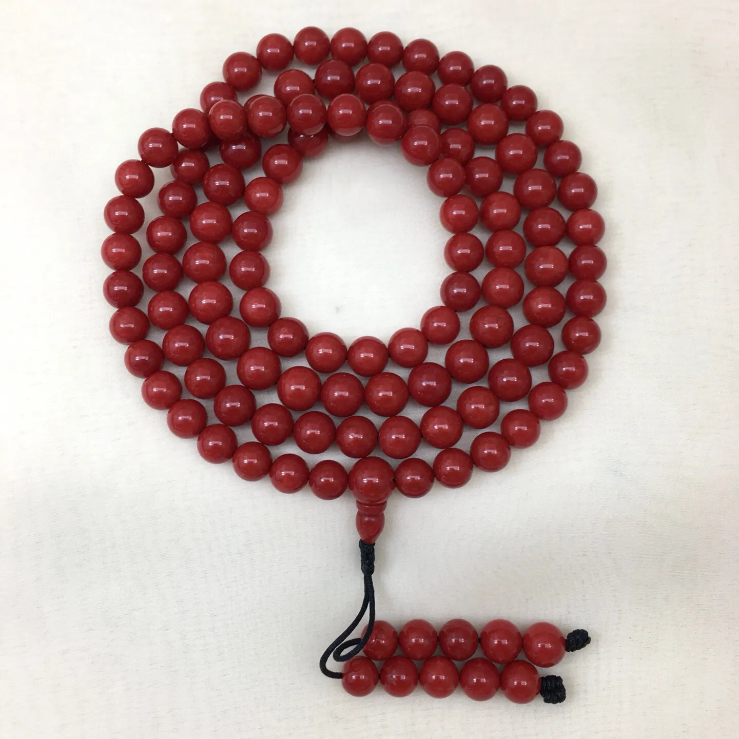 【精品7.5mm圆珠红珊瑚108佛珠串】手链项链两用款！深红色，意大利产地，沙丁材料，颜色和品质都是好漂亮的！来自深海千年生长，自古被佛教奉为珍宝，底部为活动绳结，可拉到底，珠子尺寸为7.5-6.5mm，重量50.39克。珊瑚生长纹路清晰，材料稀少，收藏价值高！